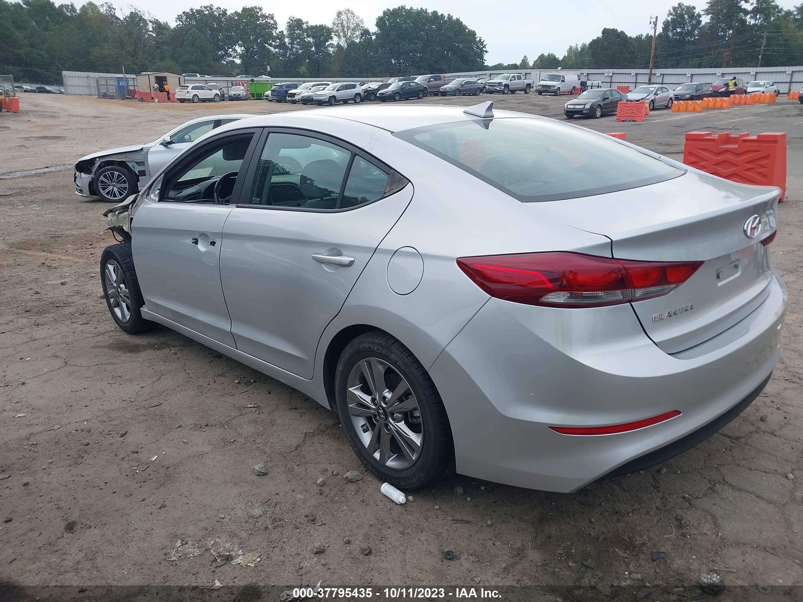 Photo 2 VIN: KMHD84LF6JU629124 - HYUNDAI ELANTRA 