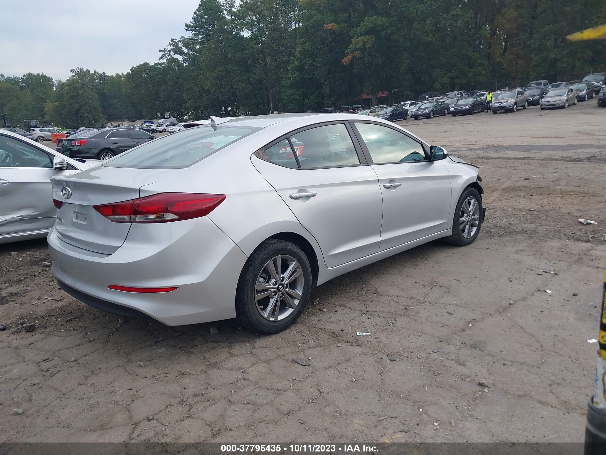 Photo 3 VIN: KMHD84LF6JU629124 - HYUNDAI ELANTRA 