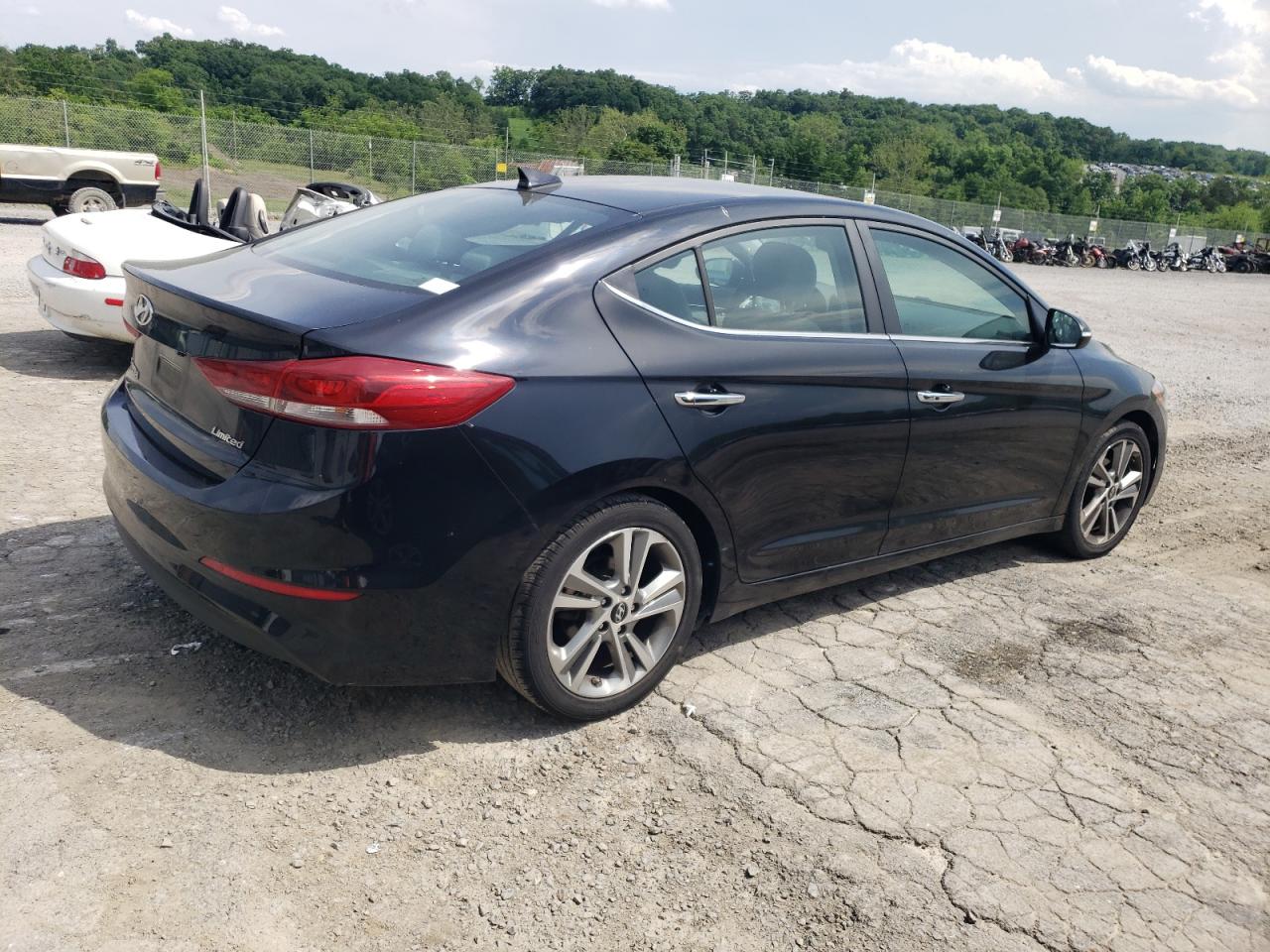 Photo 2 VIN: KMHD84LF7HU201301 - HYUNDAI ELANTRA 