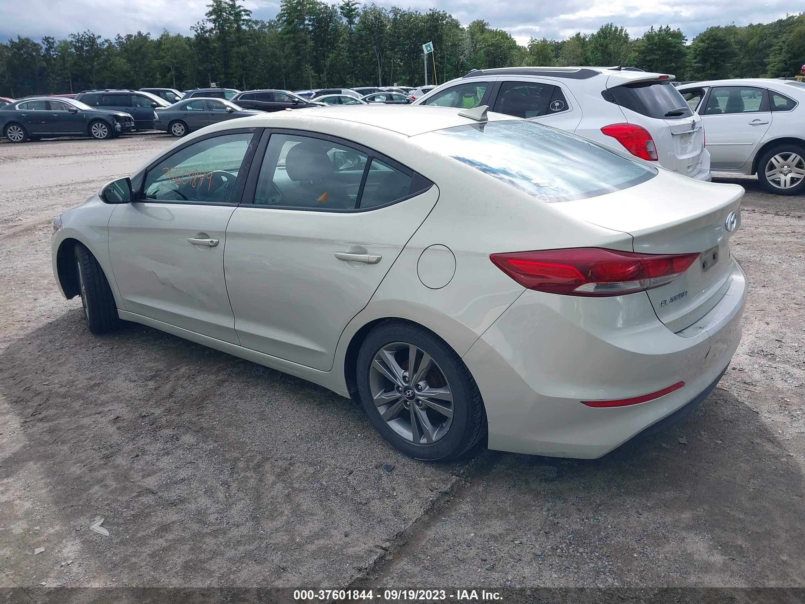 Photo 2 VIN: KMHD84LF7HU227509 - HYUNDAI ELANTRA 