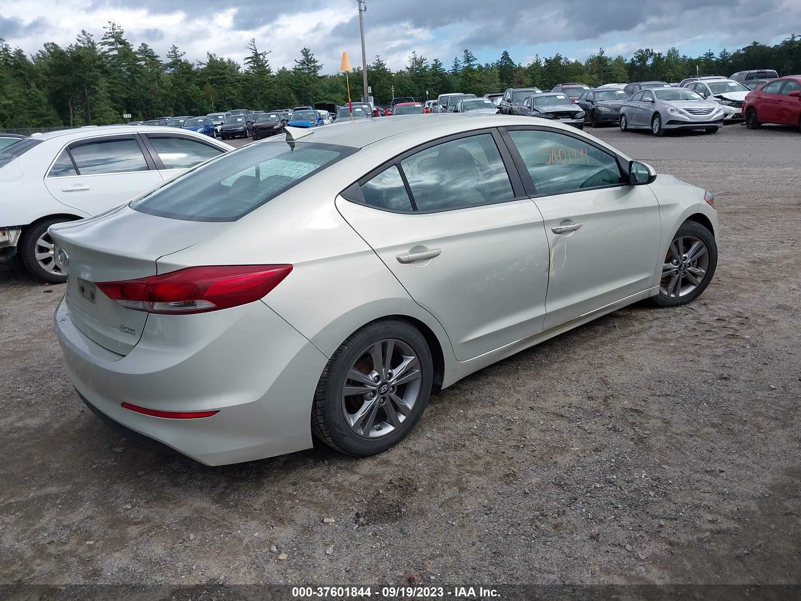 Photo 3 VIN: KMHD84LF7HU227509 - HYUNDAI ELANTRA 