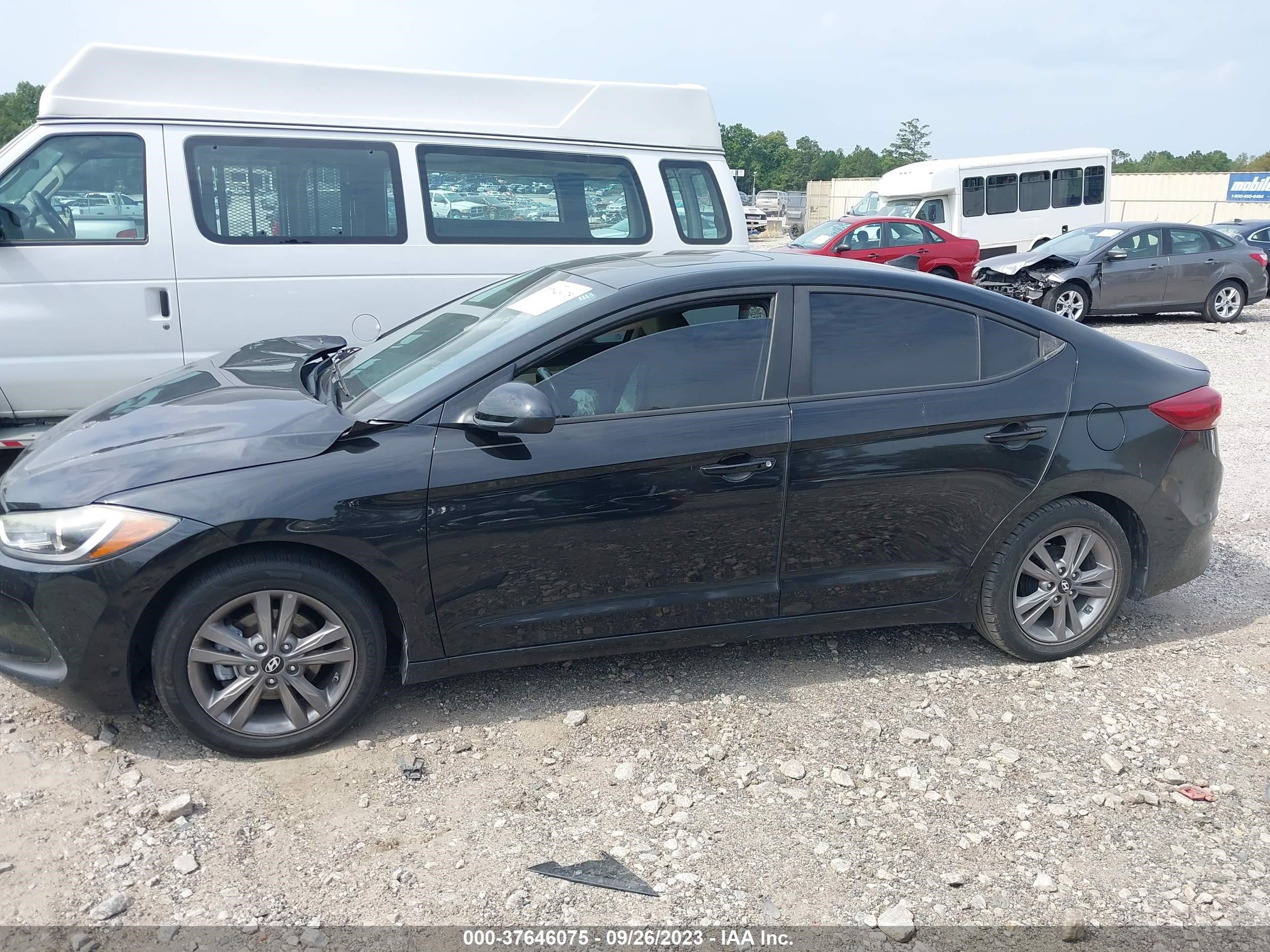 Photo 13 VIN: KMHD84LF7HU238820 - HYUNDAI ELANTRA 