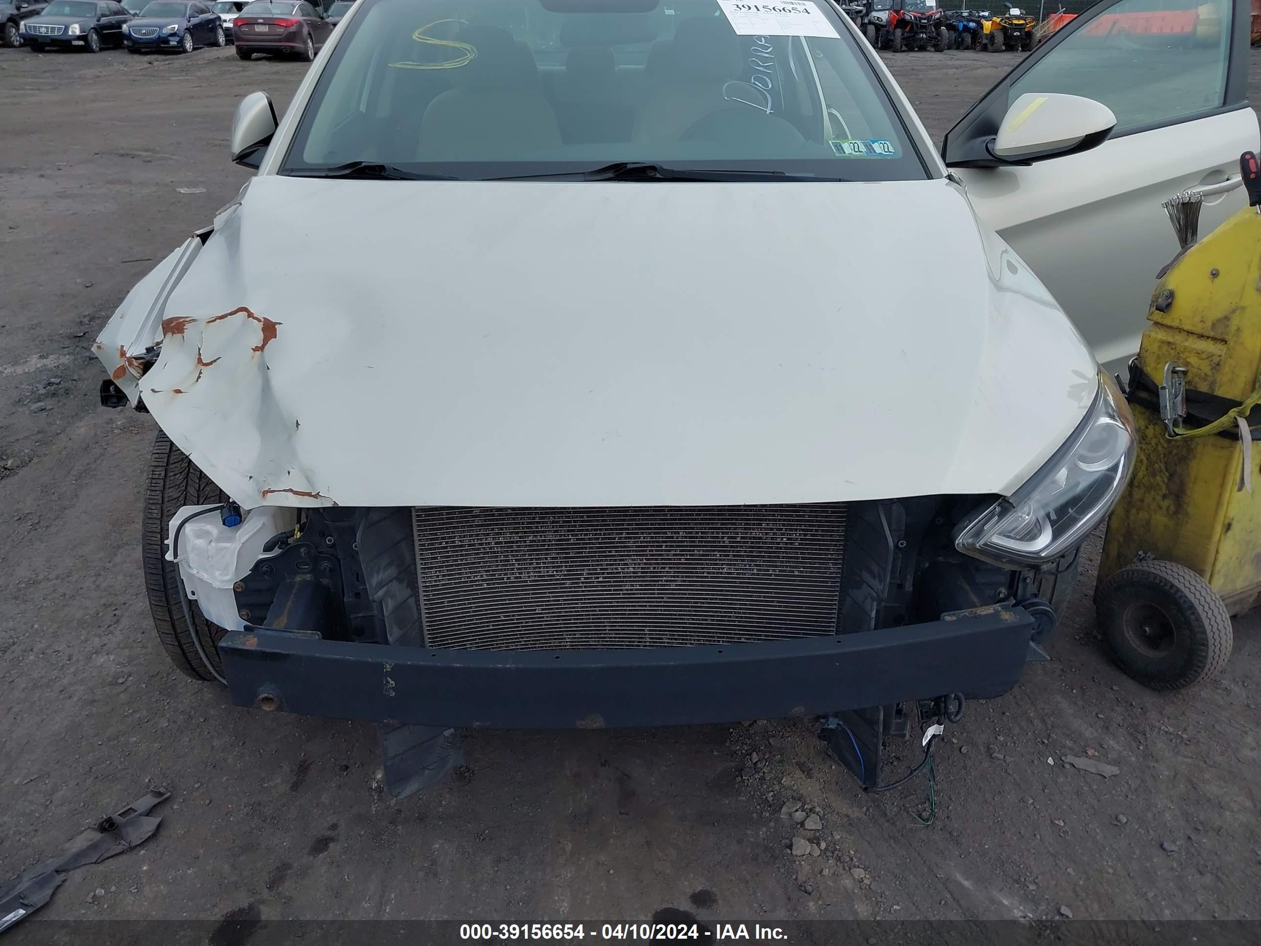 Photo 5 VIN: KMHD84LF8HU144459 - HYUNDAI ELANTRA 