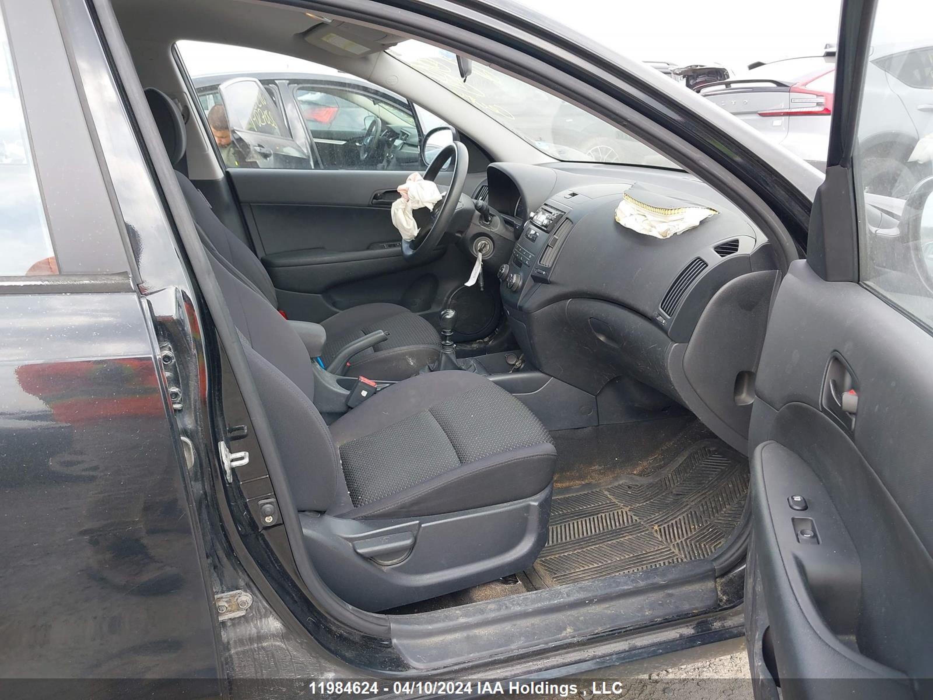 Photo 4 VIN: KMHDB8AE1BU088360 - HYUNDAI ELANTRA 