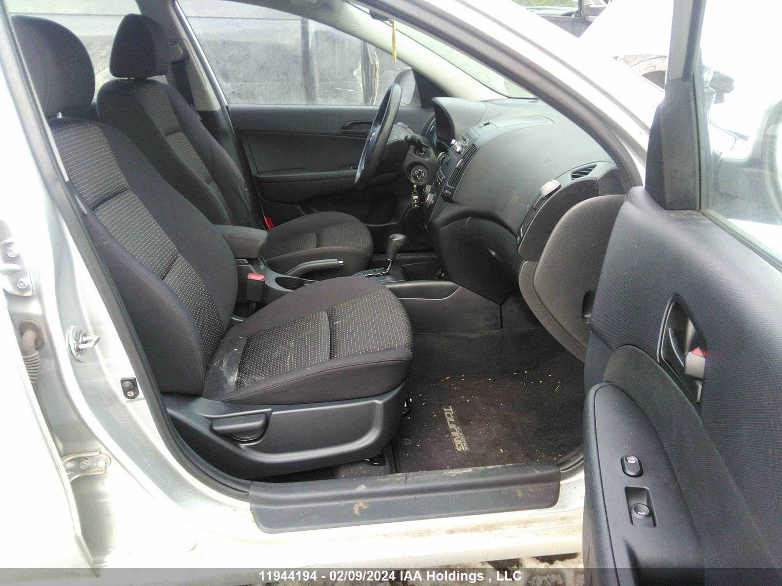 Photo 4 VIN: KMHDB8AE4AU068747 - HYUNDAI ELANTRA 