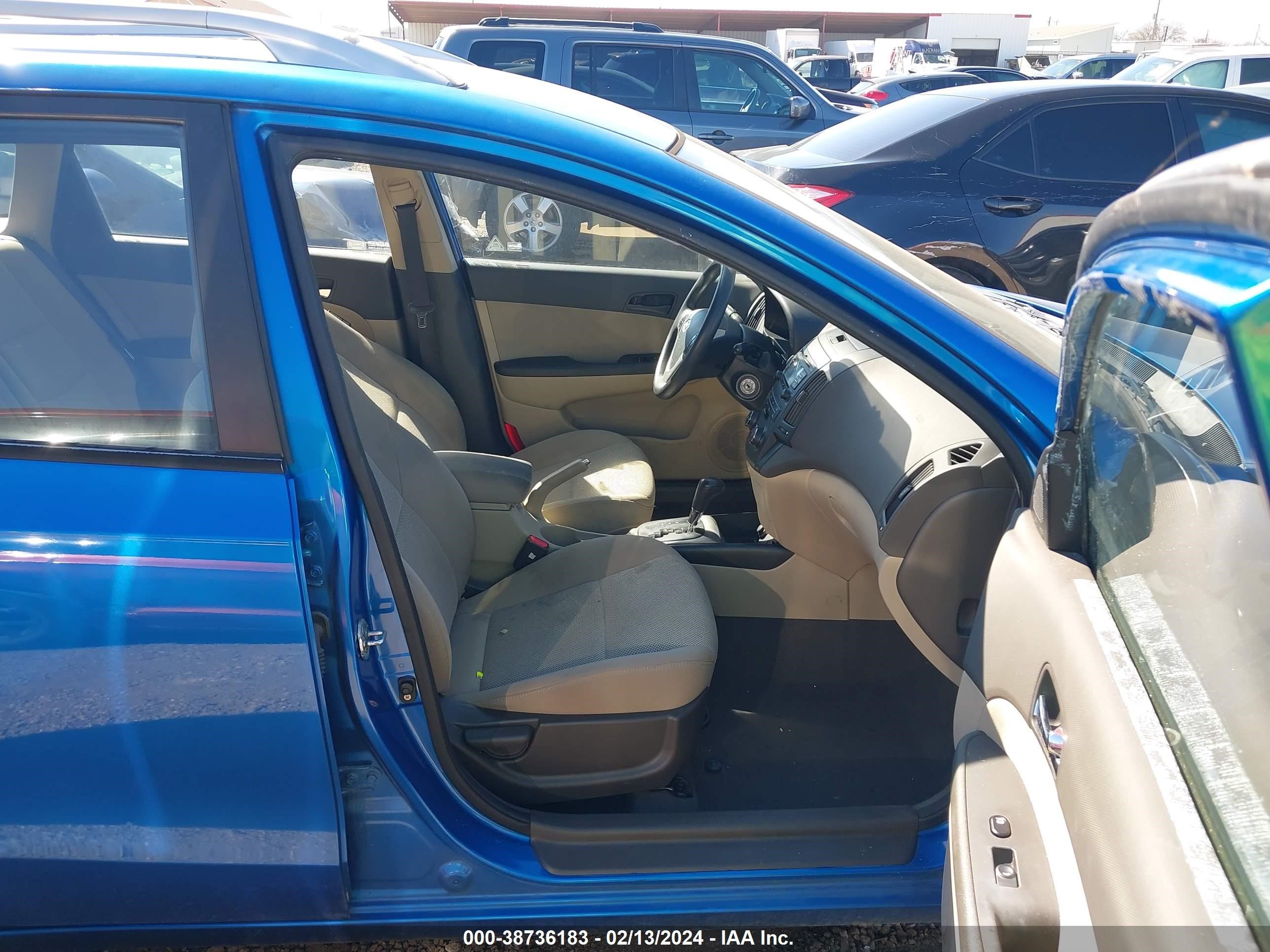 Photo 4 VIN: KMHDC8AE7CU134692 - HYUNDAI ELANTRA 