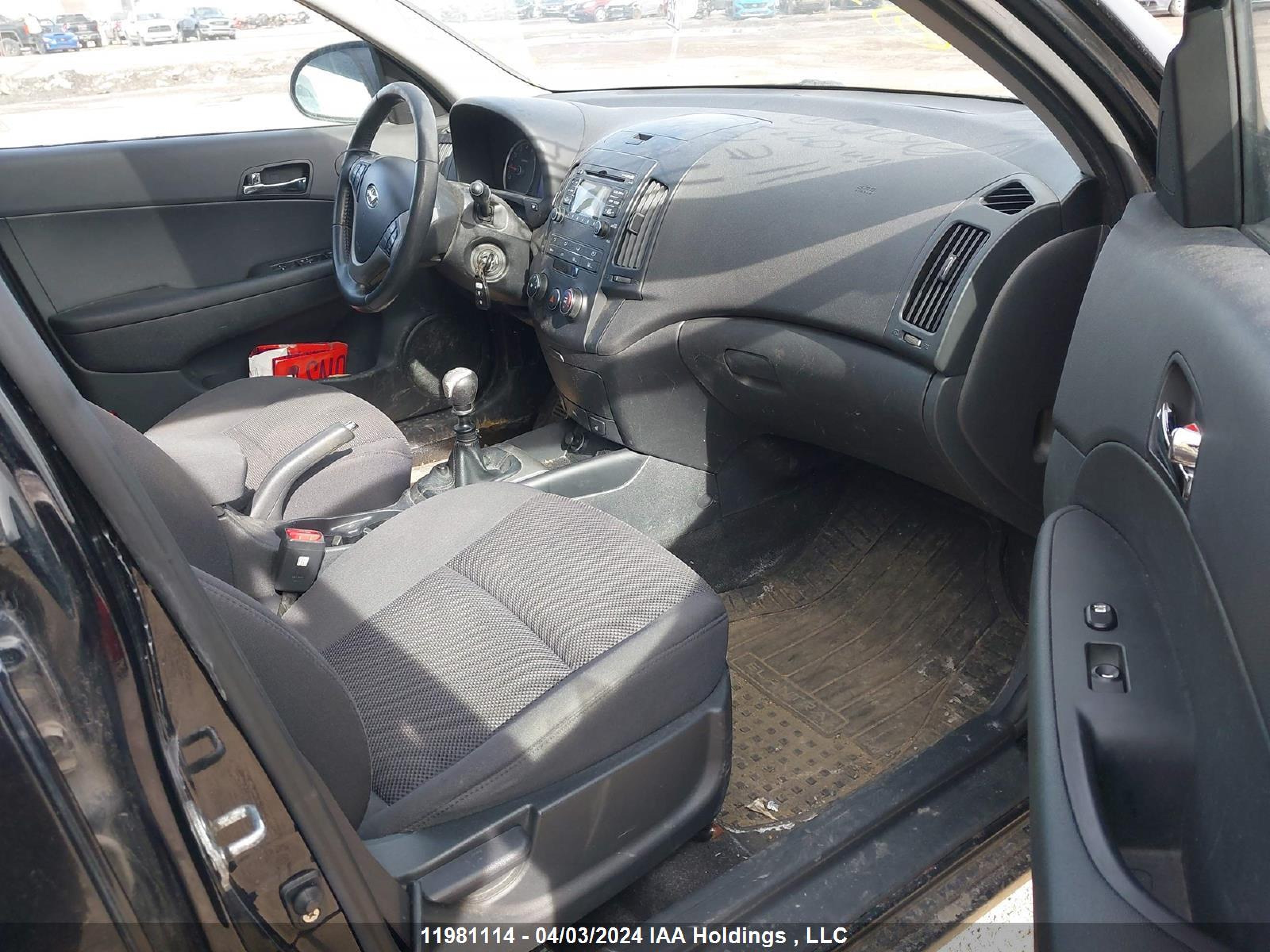 Photo 4 VIN: KMHDC8AEXBU093747 - HYUNDAI ELANTRA 