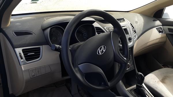 Photo 9 VIN: KMHDG41CXFU272405 - HYUNDAI ELANTRA 