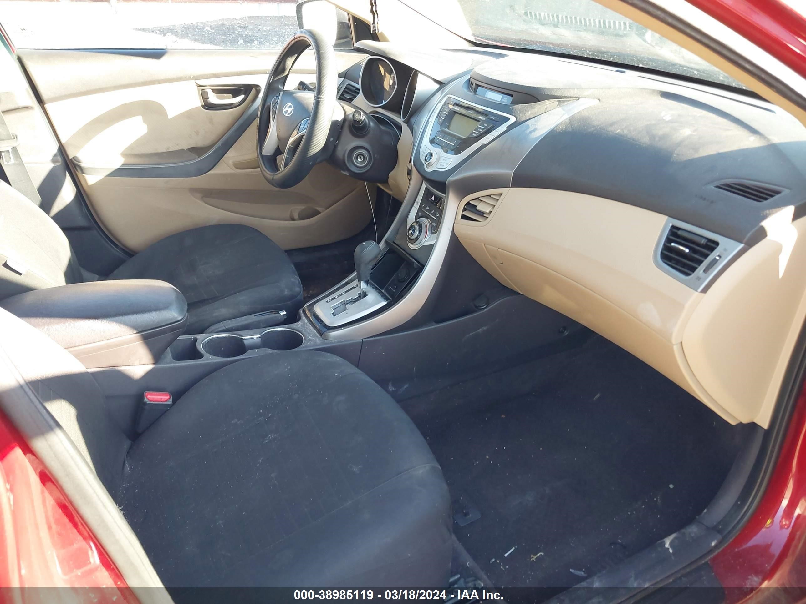 Photo 4 VIN: KMHDH4AE0BU089975 - HYUNDAI ELANTRA 