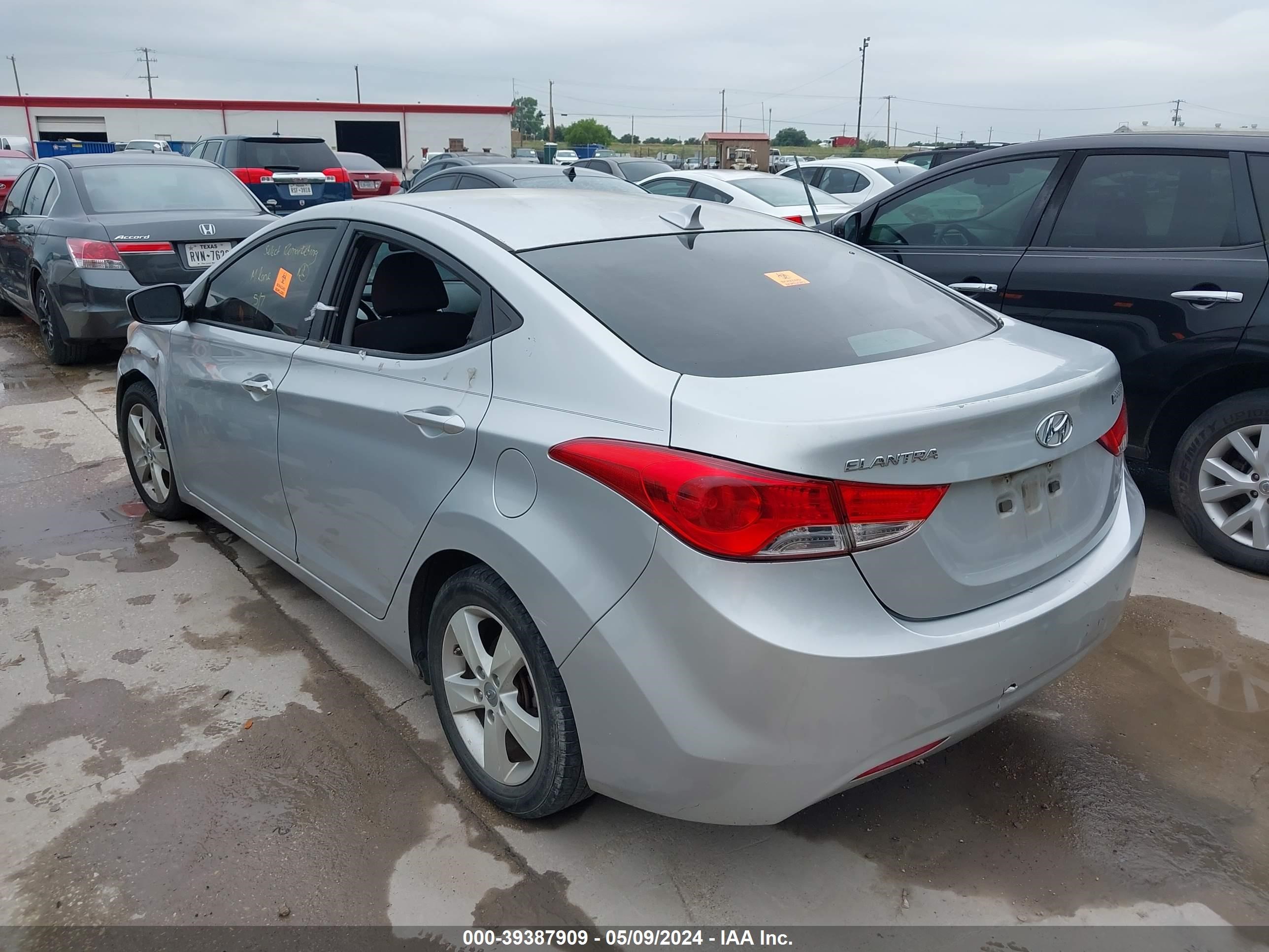 Photo 2 VIN: KMHDH4AE0DU001333 - HYUNDAI ELANTRA 