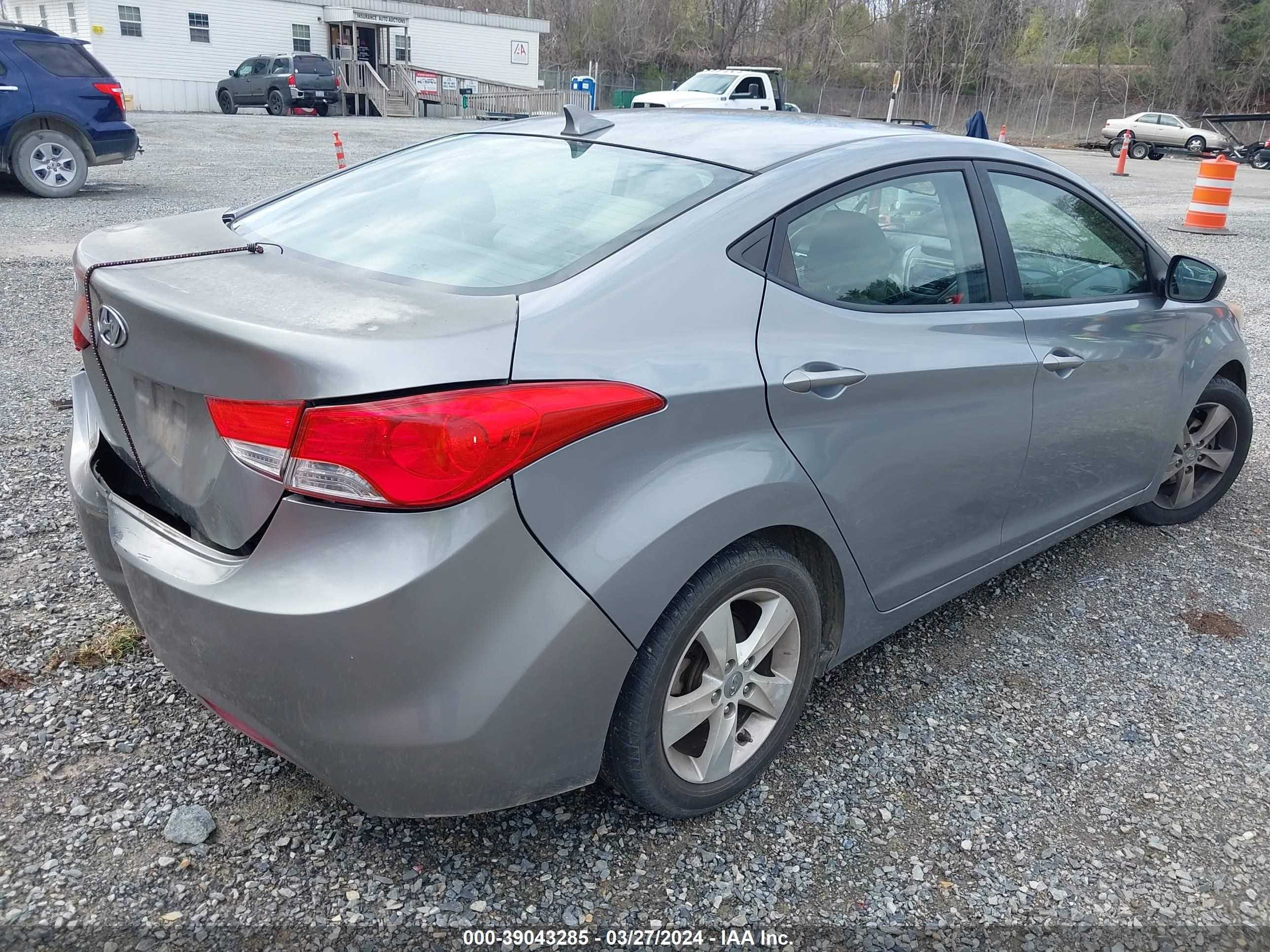 Photo 3 VIN: KMHDH4AE0DU721103 - HYUNDAI ELANTRA 