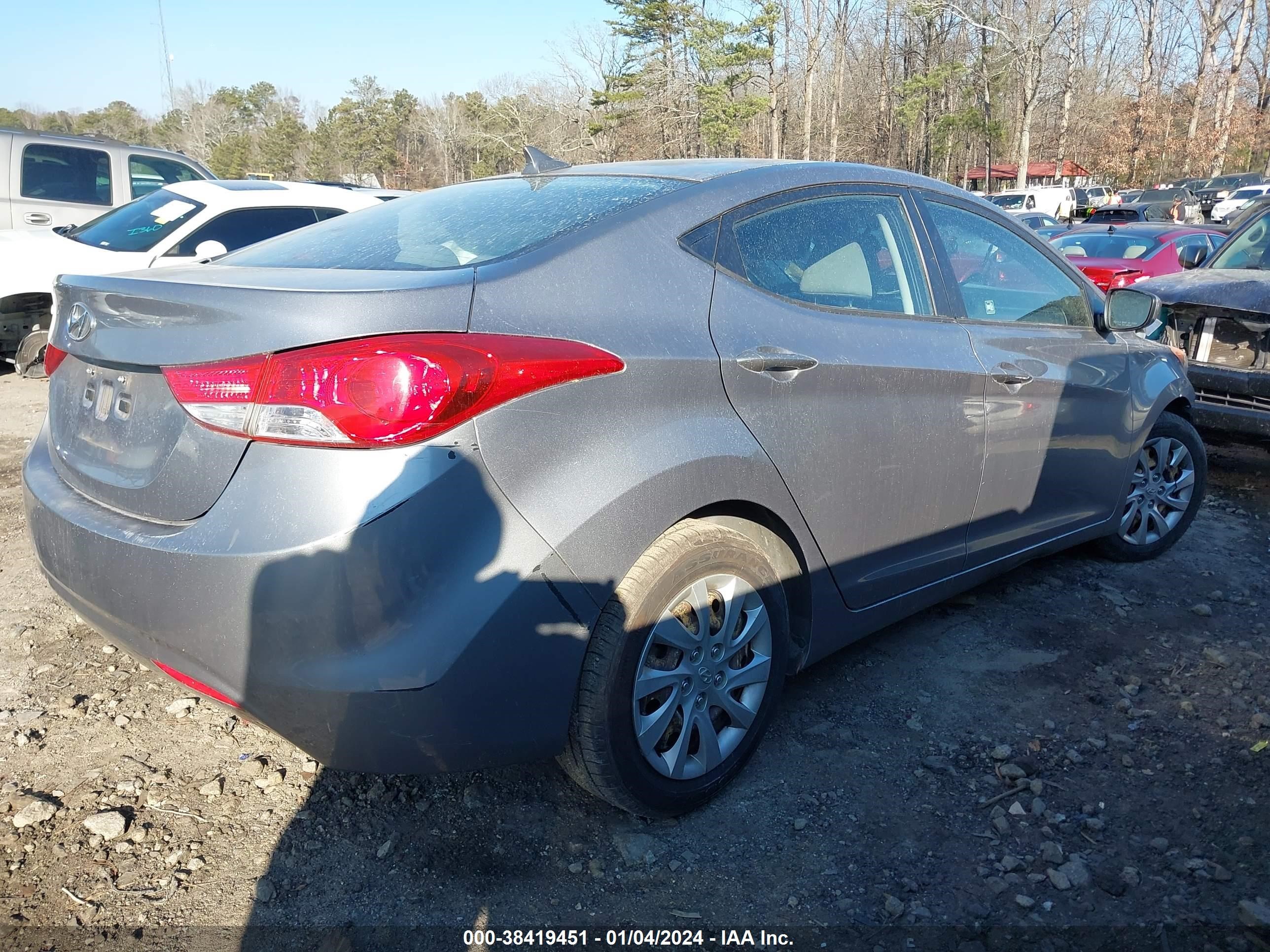 Photo 3 VIN: KMHDH4AE1CU310419 - HYUNDAI ELANTRA 