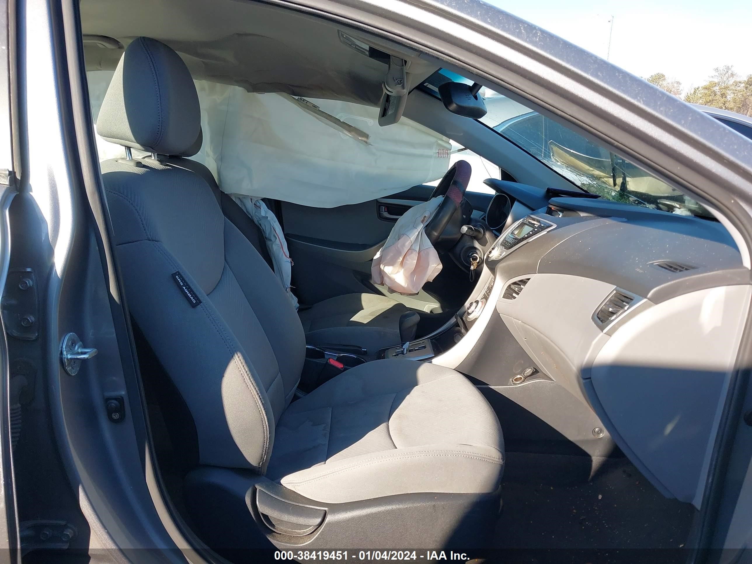 Photo 4 VIN: KMHDH4AE1CU310419 - HYUNDAI ELANTRA 