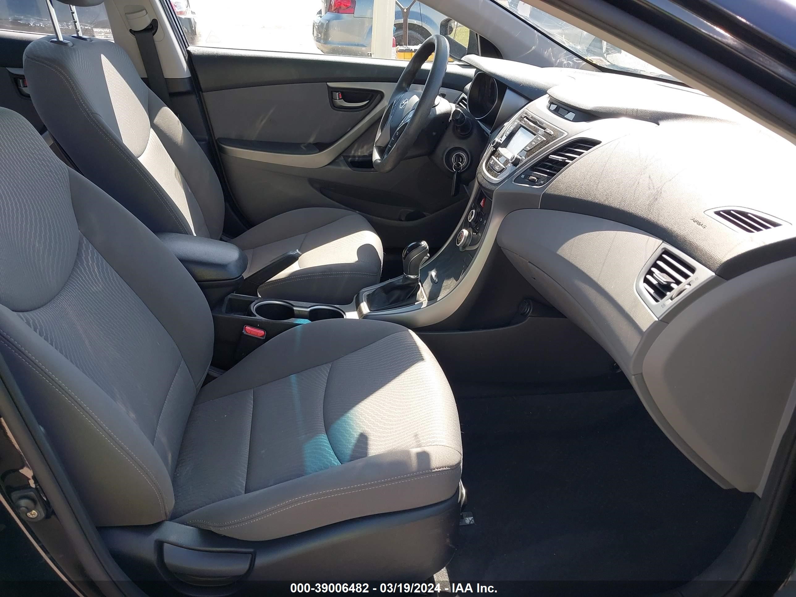 Photo 4 VIN: KMHDH4AE1FU302924 - HYUNDAI ELANTRA 