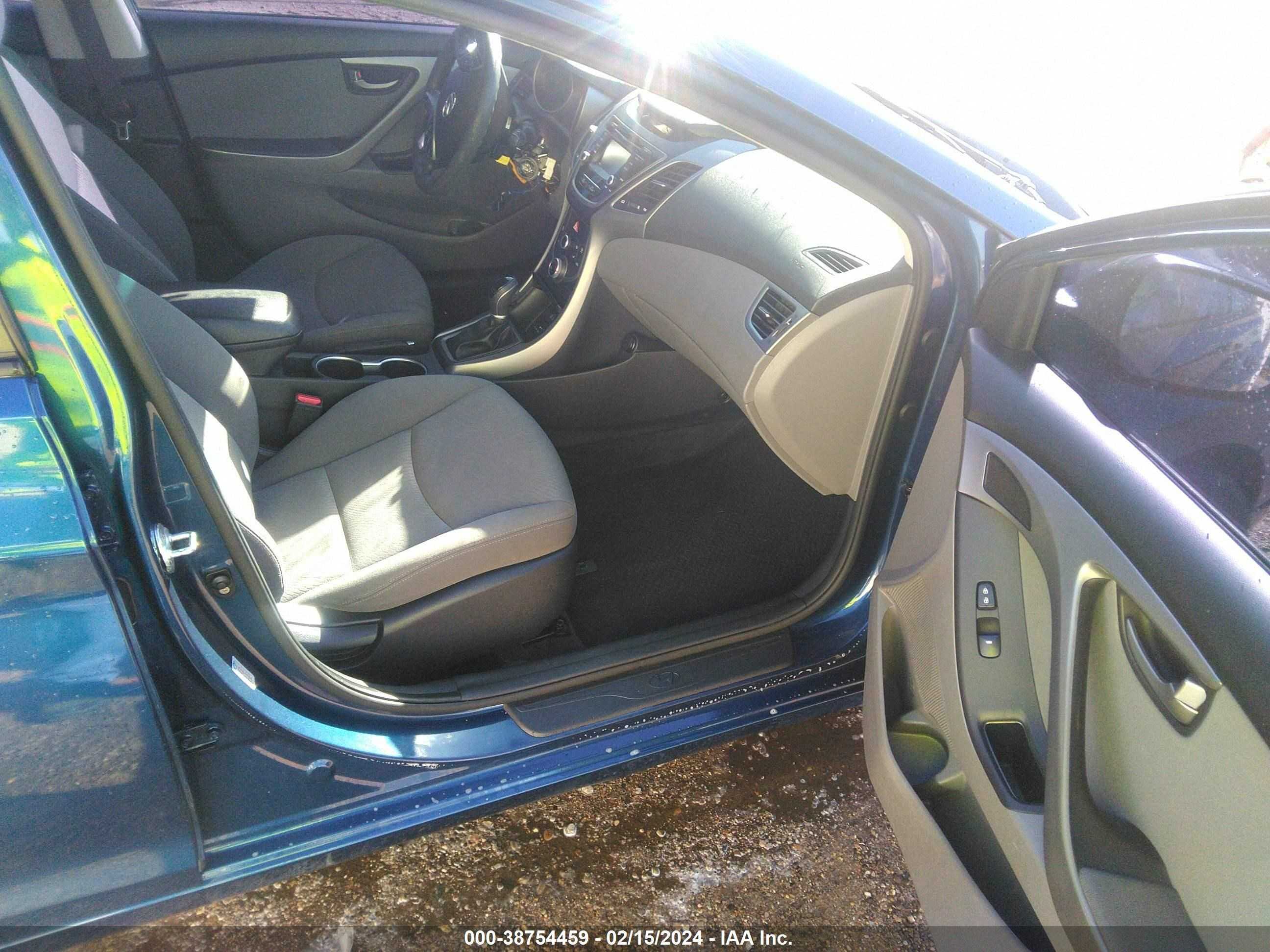 Photo 4 VIN: KMHDH4AE1GU503837 - HYUNDAI ELANTRA 