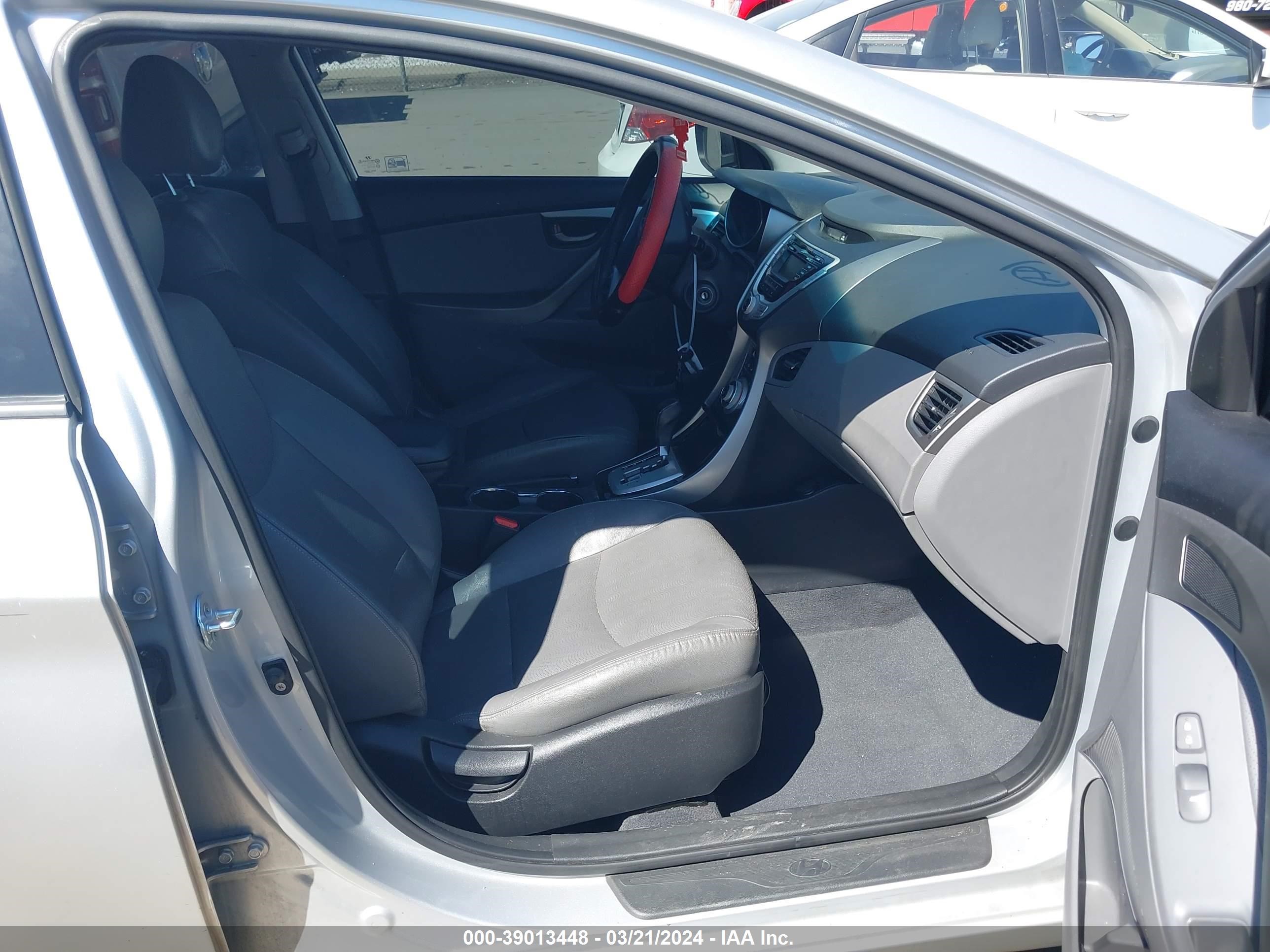 Photo 4 VIN: KMHDH4AE2CU258721 - HYUNDAI ELANTRA 