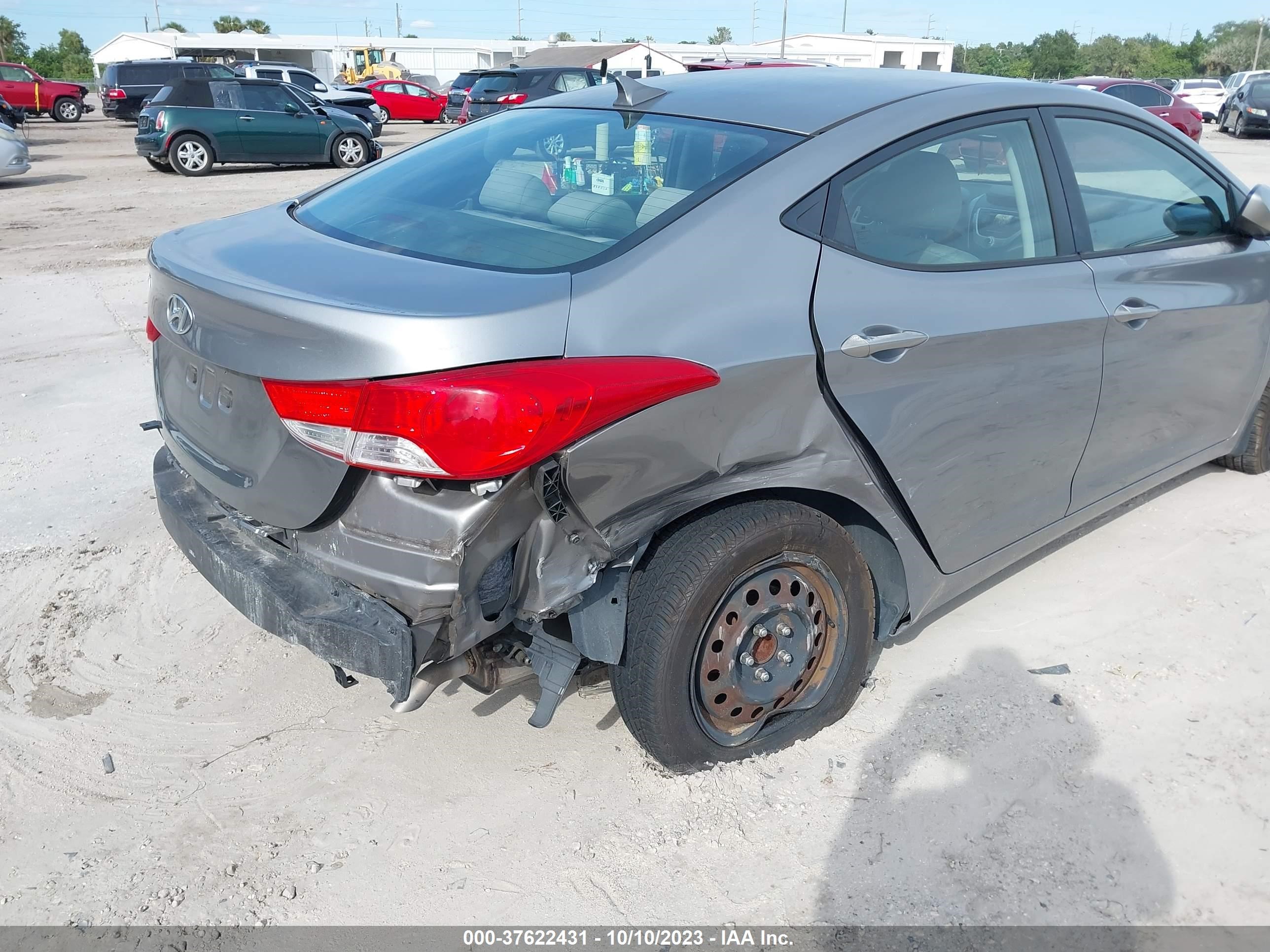 Photo 5 VIN: KMHDH4AE2CU447210 - HYUNDAI ELANTRA 