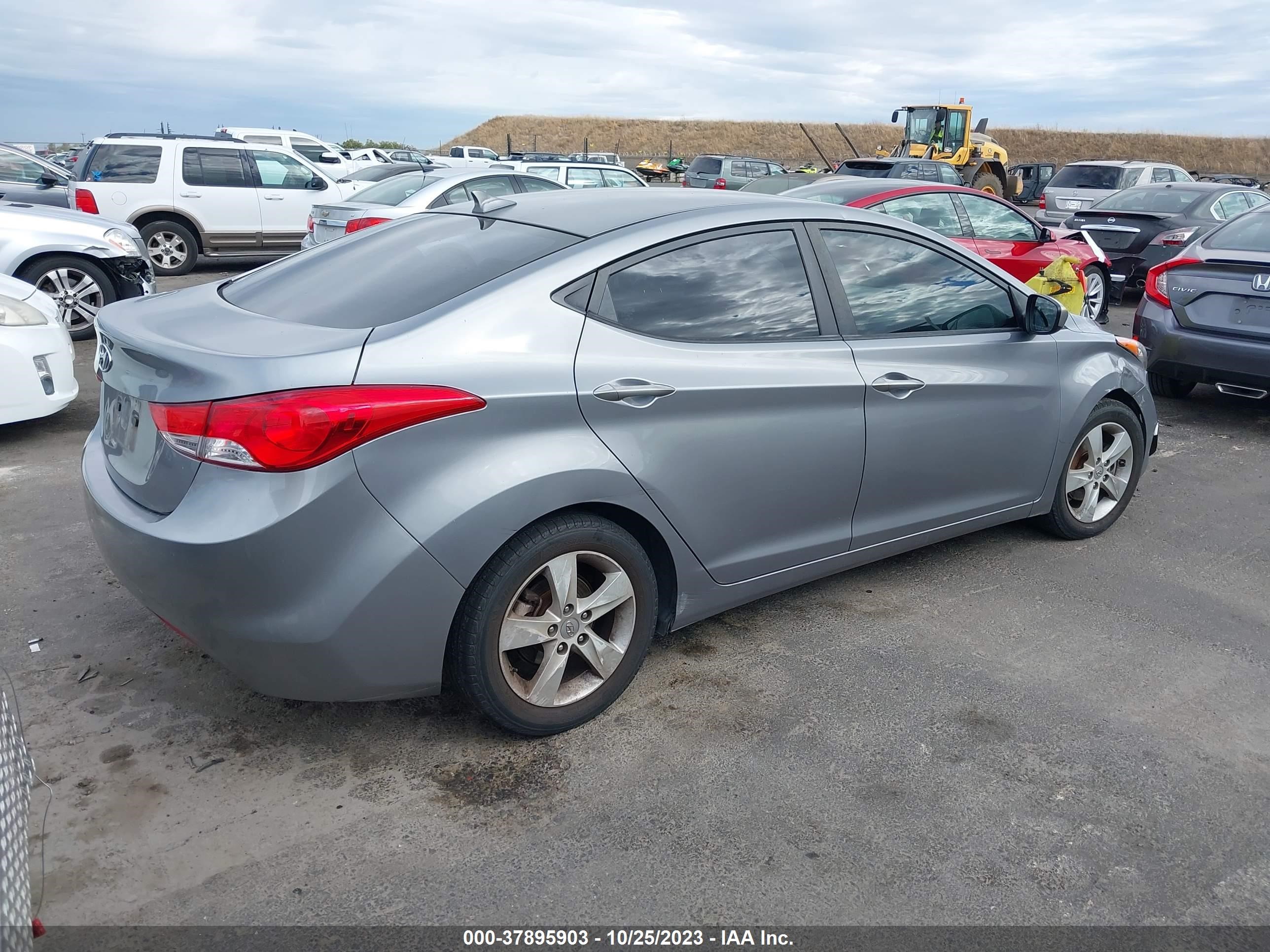 Photo 3 VIN: KMHDH4AE2DU570751 - HYUNDAI ELANTRA 