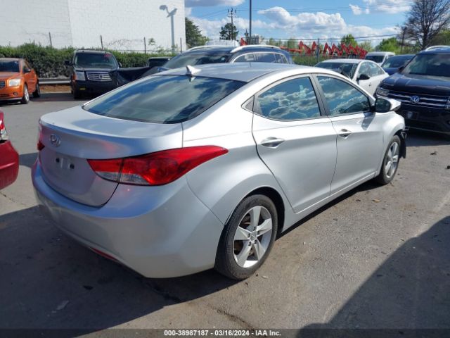 Photo 3 VIN: KMHDH4AE2DU863825 - HYUNDAI ELANTRA 