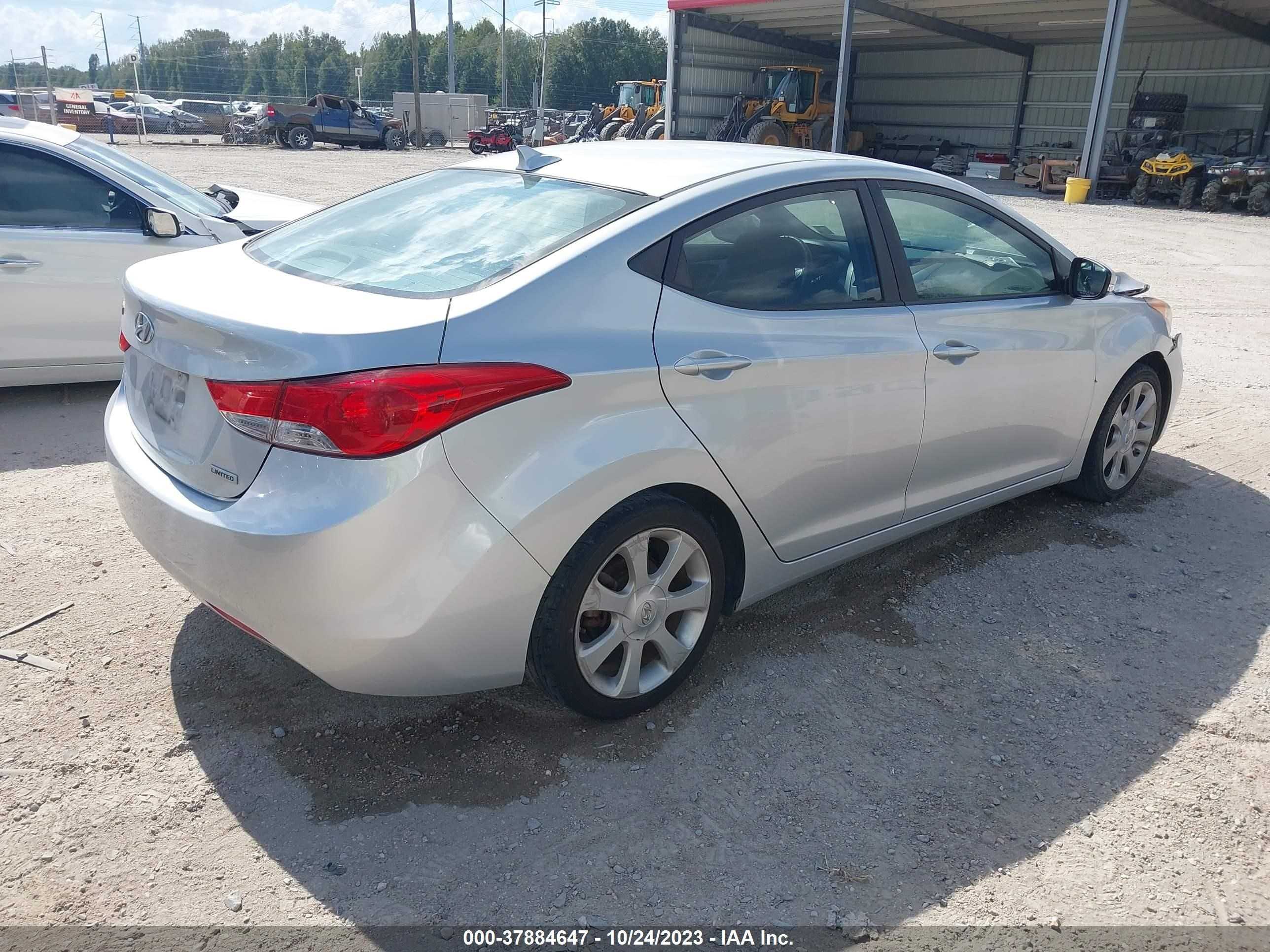 Photo 3 VIN: KMHDH4AE2DU999694 - HYUNDAI ELANTRA 