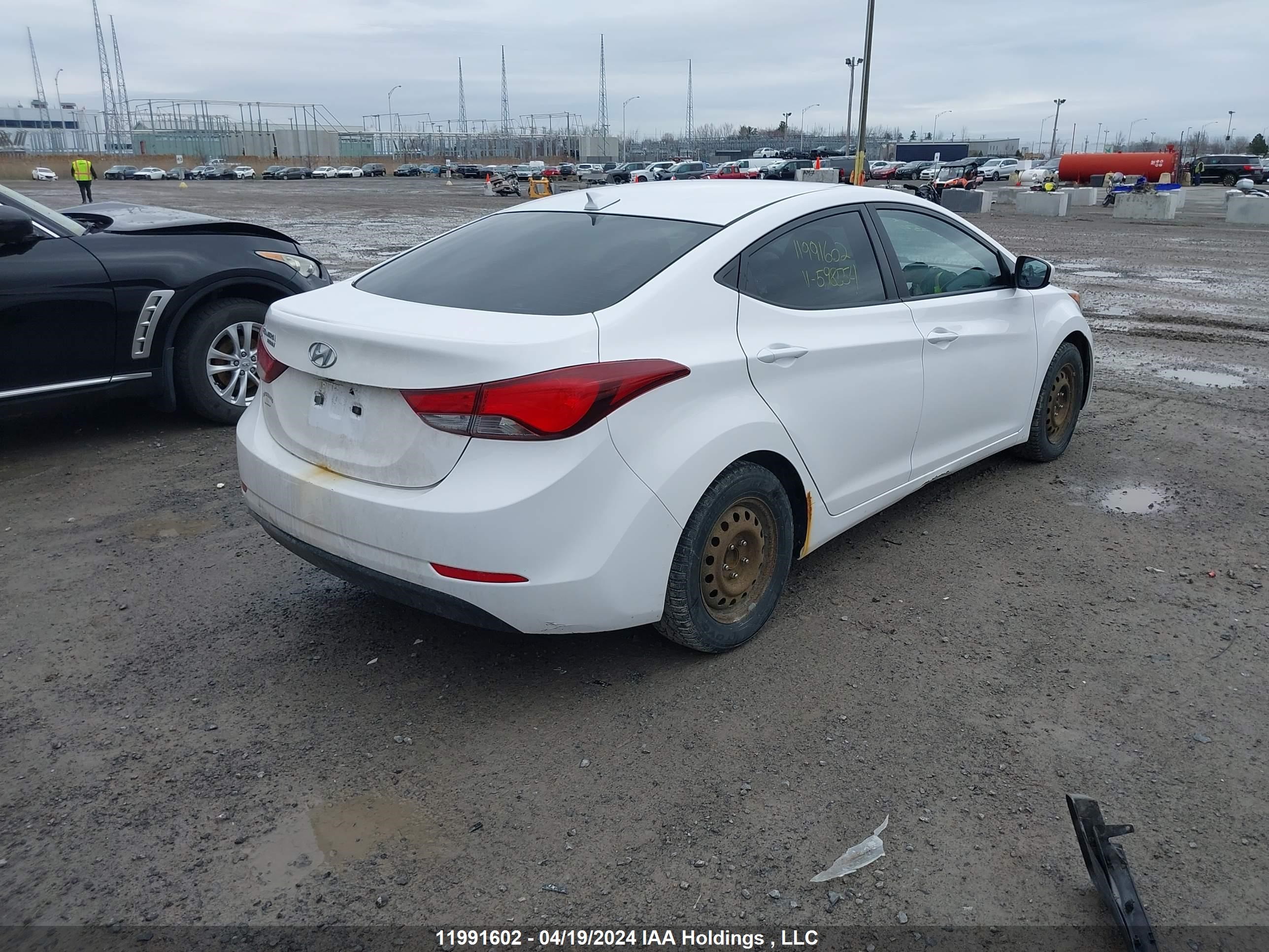 Photo 3 VIN: KMHDH4AE2GU598554 - HYUNDAI ELANTRA 