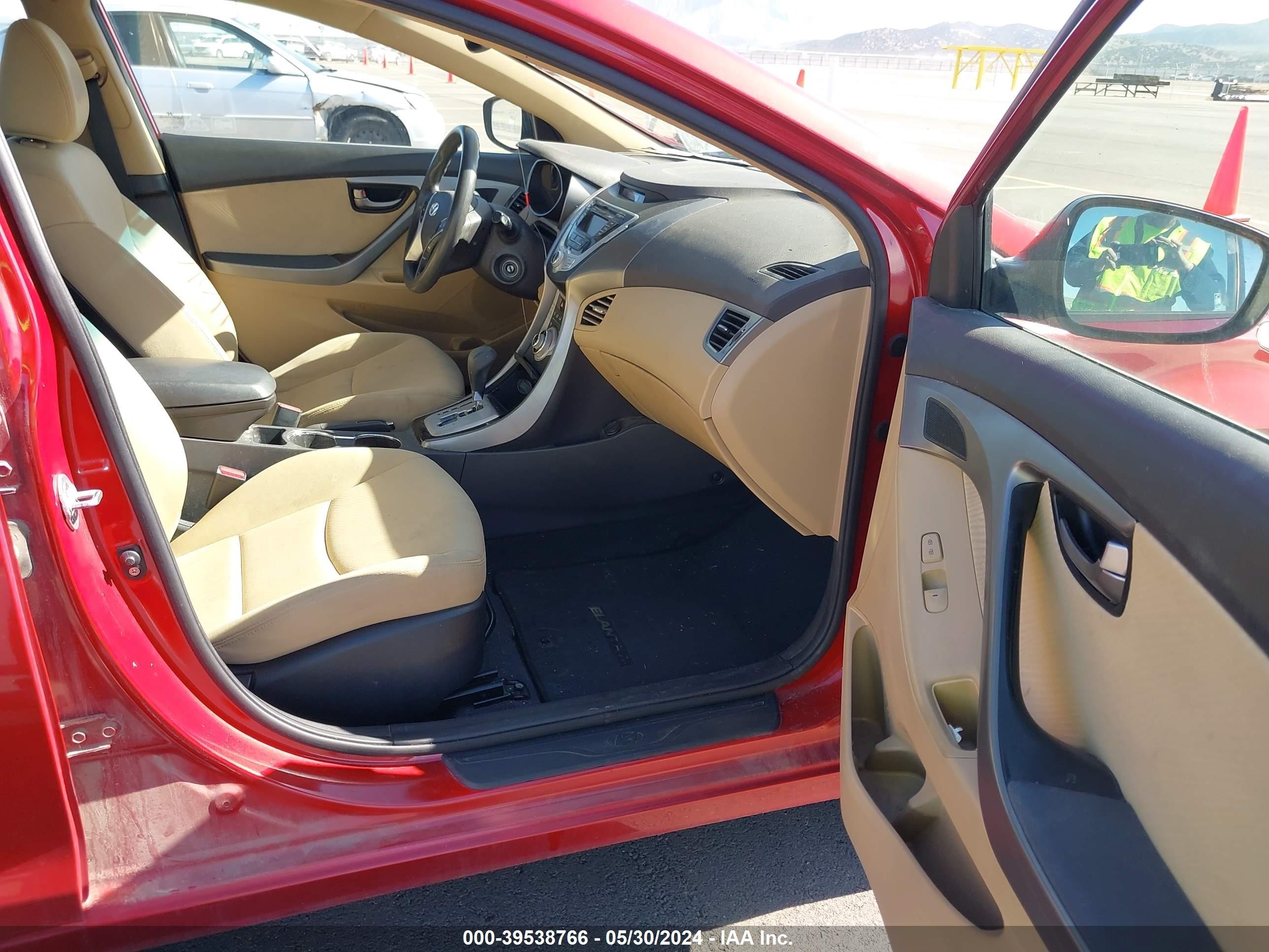 Photo 4 VIN: KMHDH4AE3CU305836 - HYUNDAI ELANTRA 