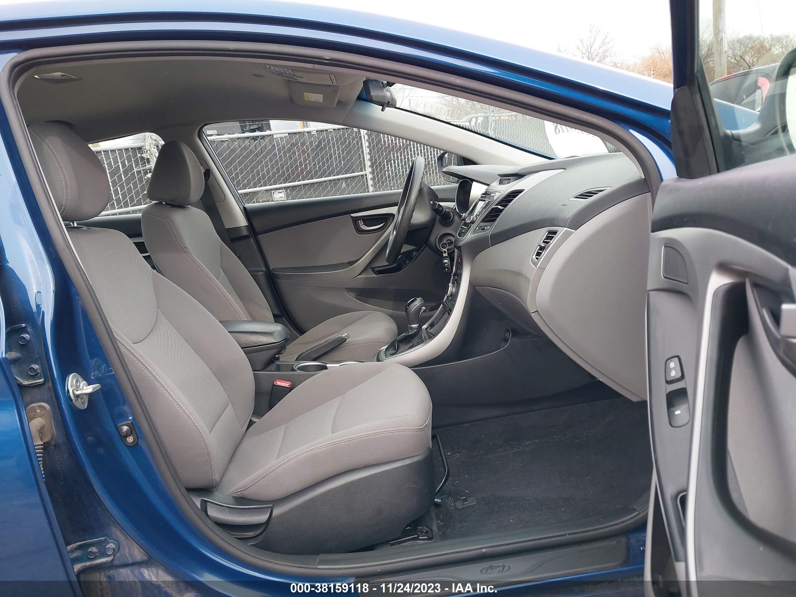 Photo 4 VIN: KMHDH4AE3EU117627 - HYUNDAI ELANTRA 