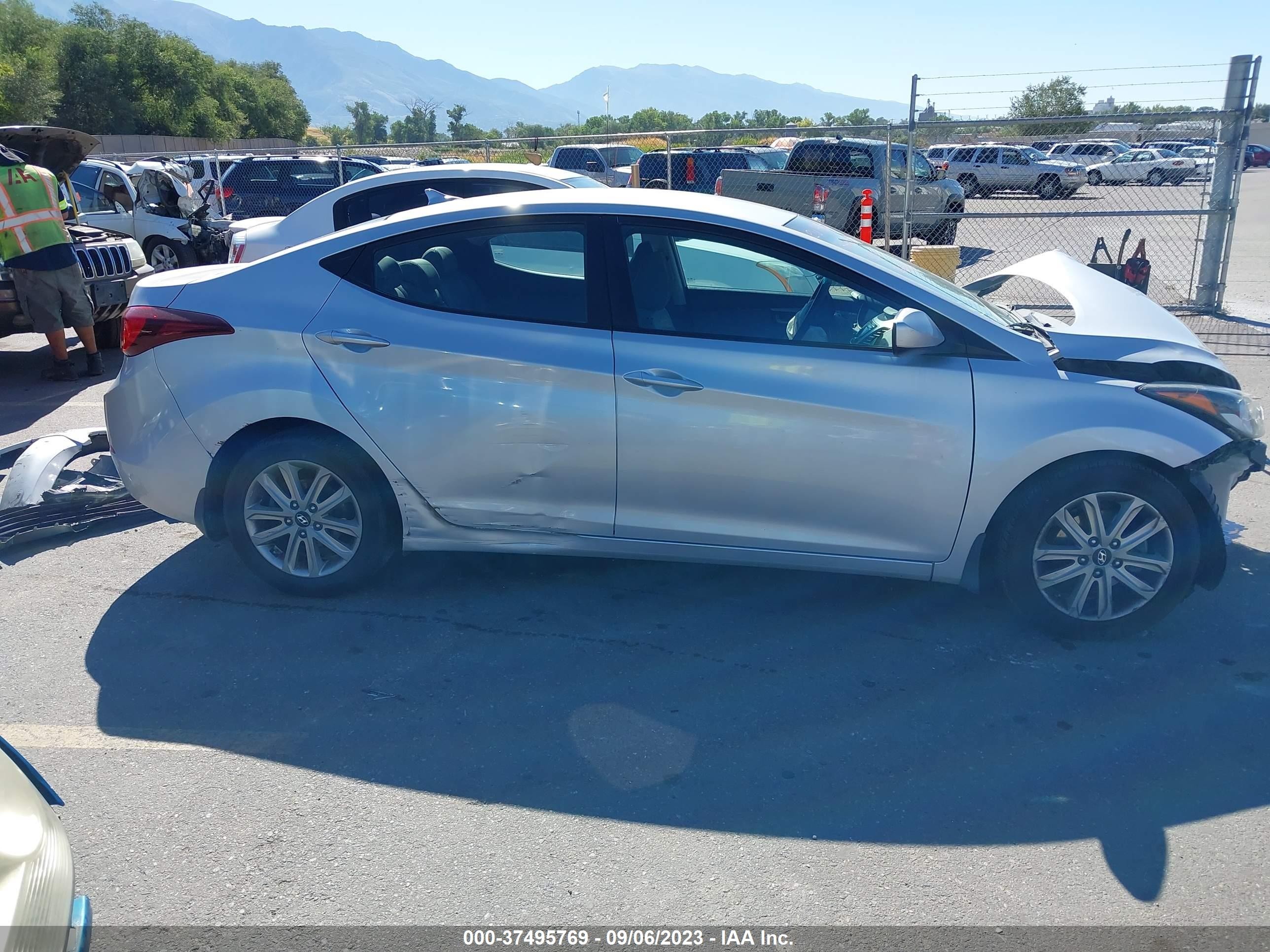 Photo 12 VIN: KMHDH4AE3FU230902 - HYUNDAI ELANTRA 