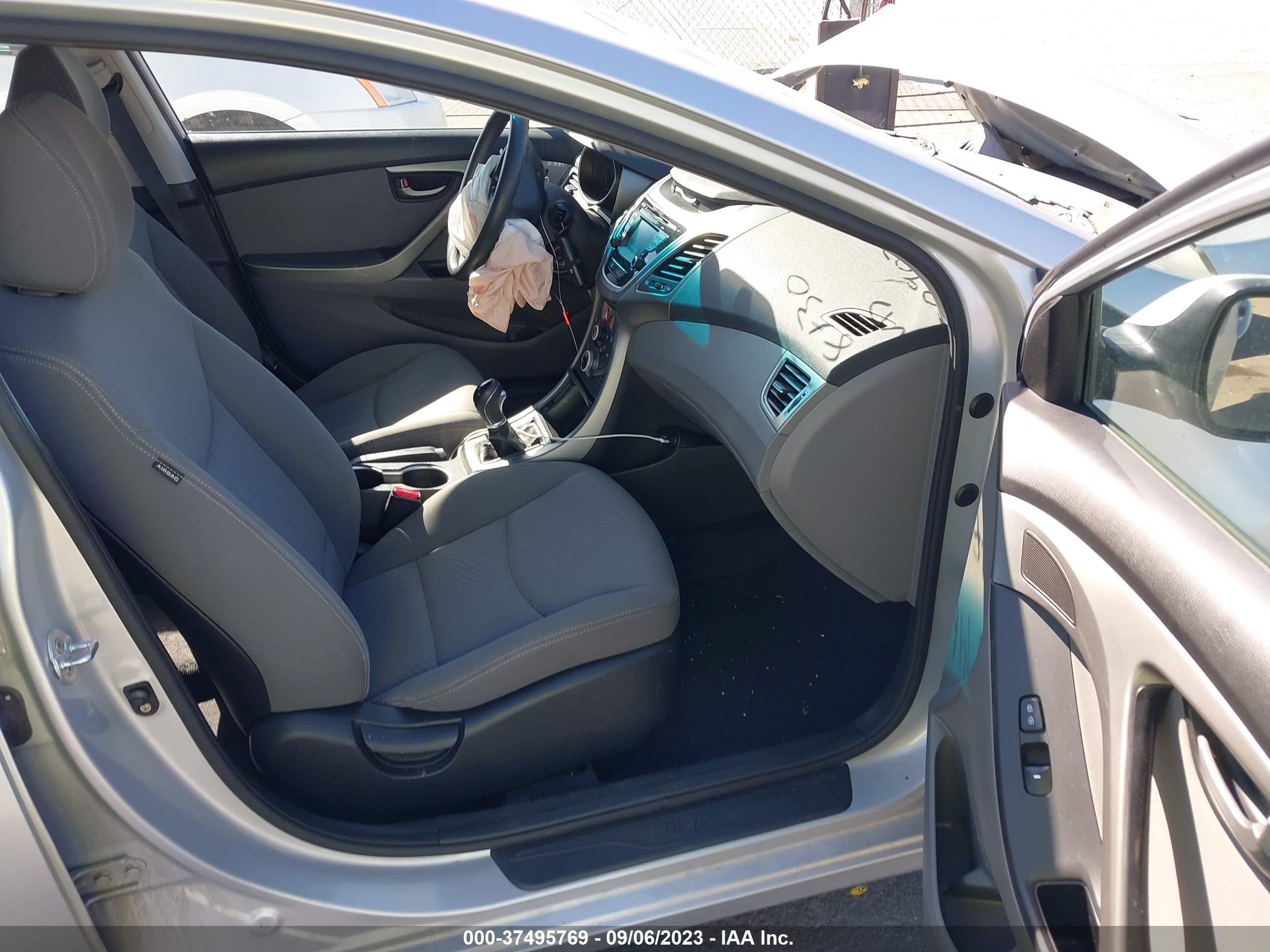 Photo 4 VIN: KMHDH4AE3FU230902 - HYUNDAI ELANTRA 