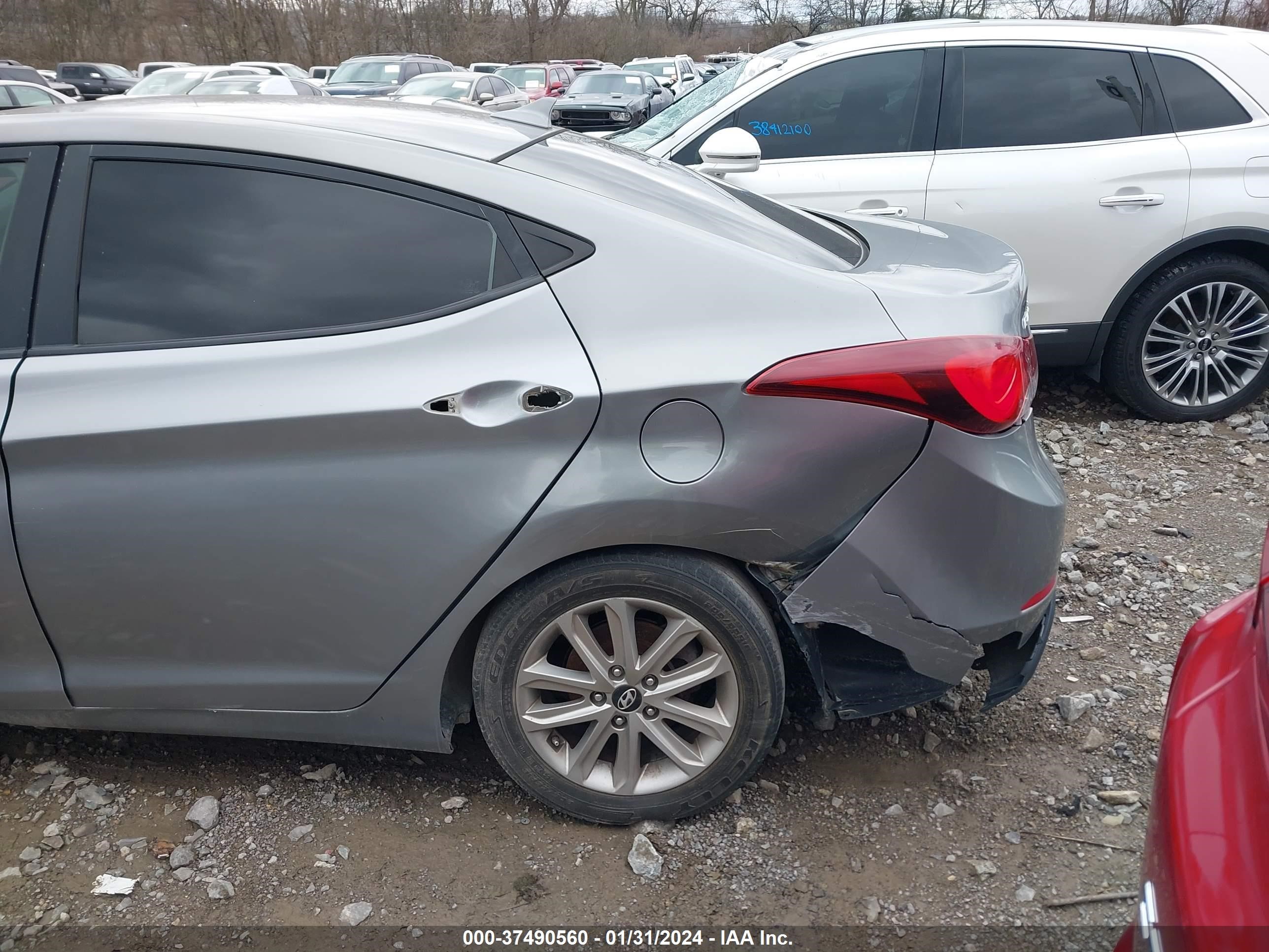 Photo 5 VIN: KMHDH4AE3FU420702 - HYUNDAI ELANTRA 