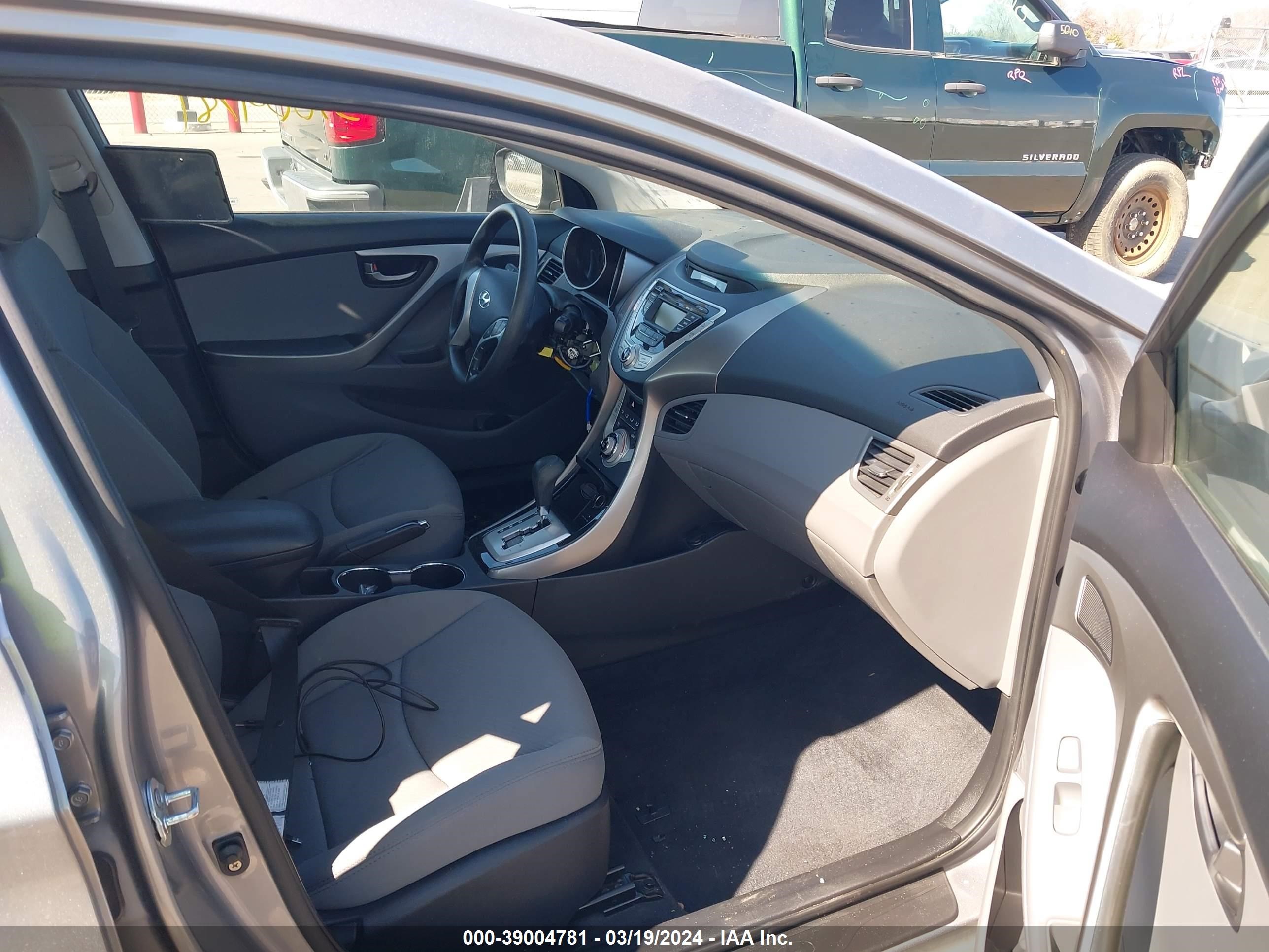 Photo 4 VIN: KMHDH4AE4CU358285 - HYUNDAI ELANTRA 