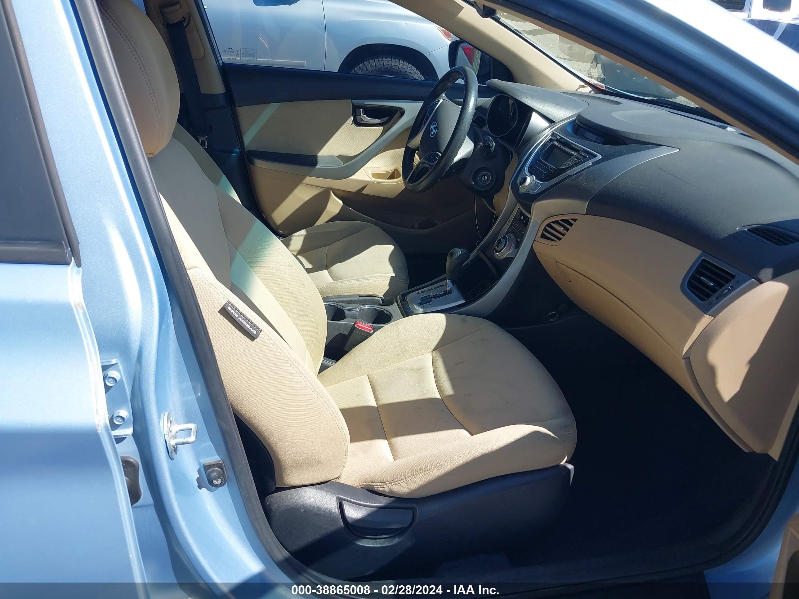 Photo 4 VIN: KMHDH4AE5CU254985 - HYUNDAI ELANTRA 