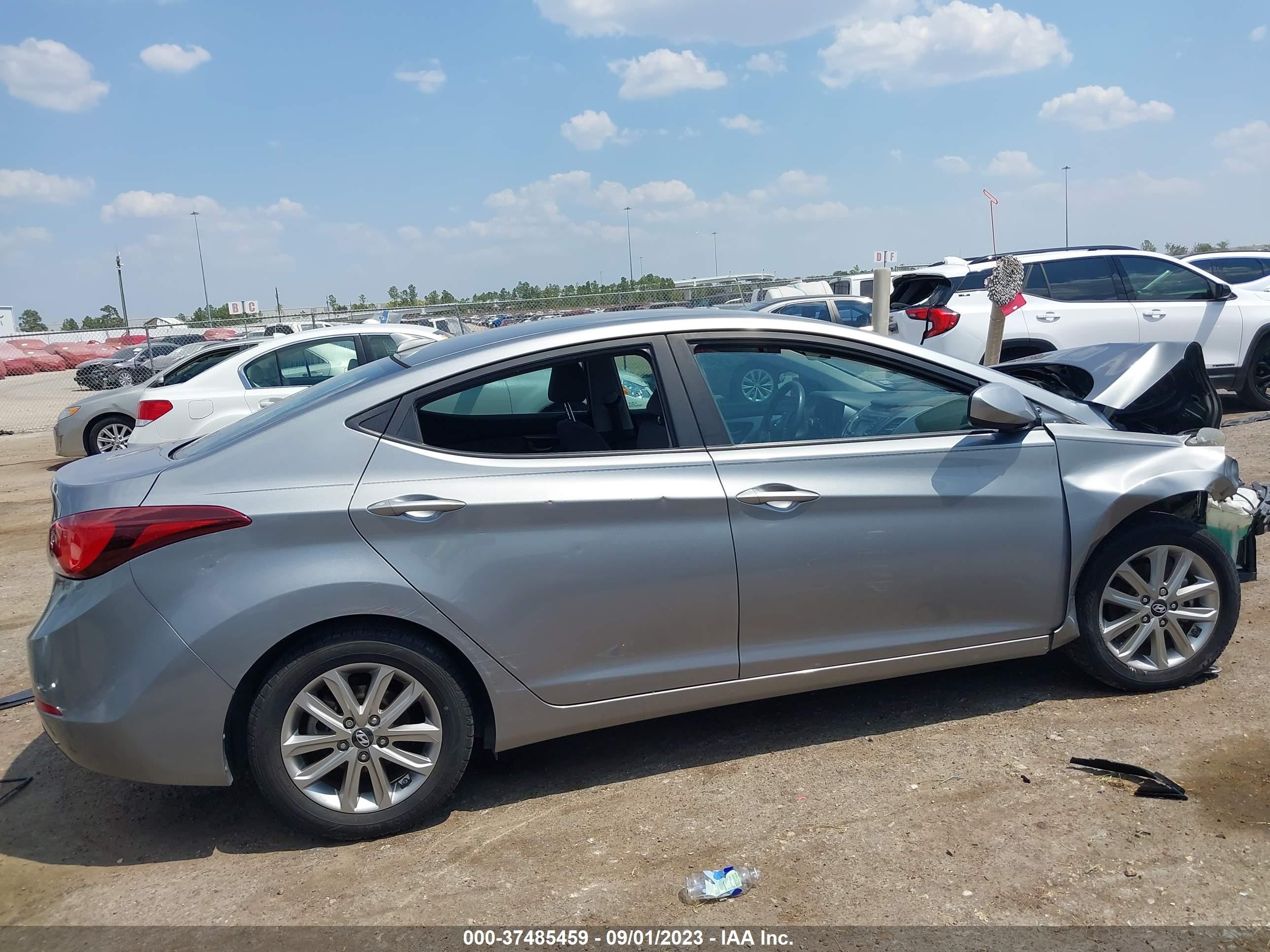 Photo 12 VIN: KMHDH4AE5FU255588 - HYUNDAI ELANTRA 