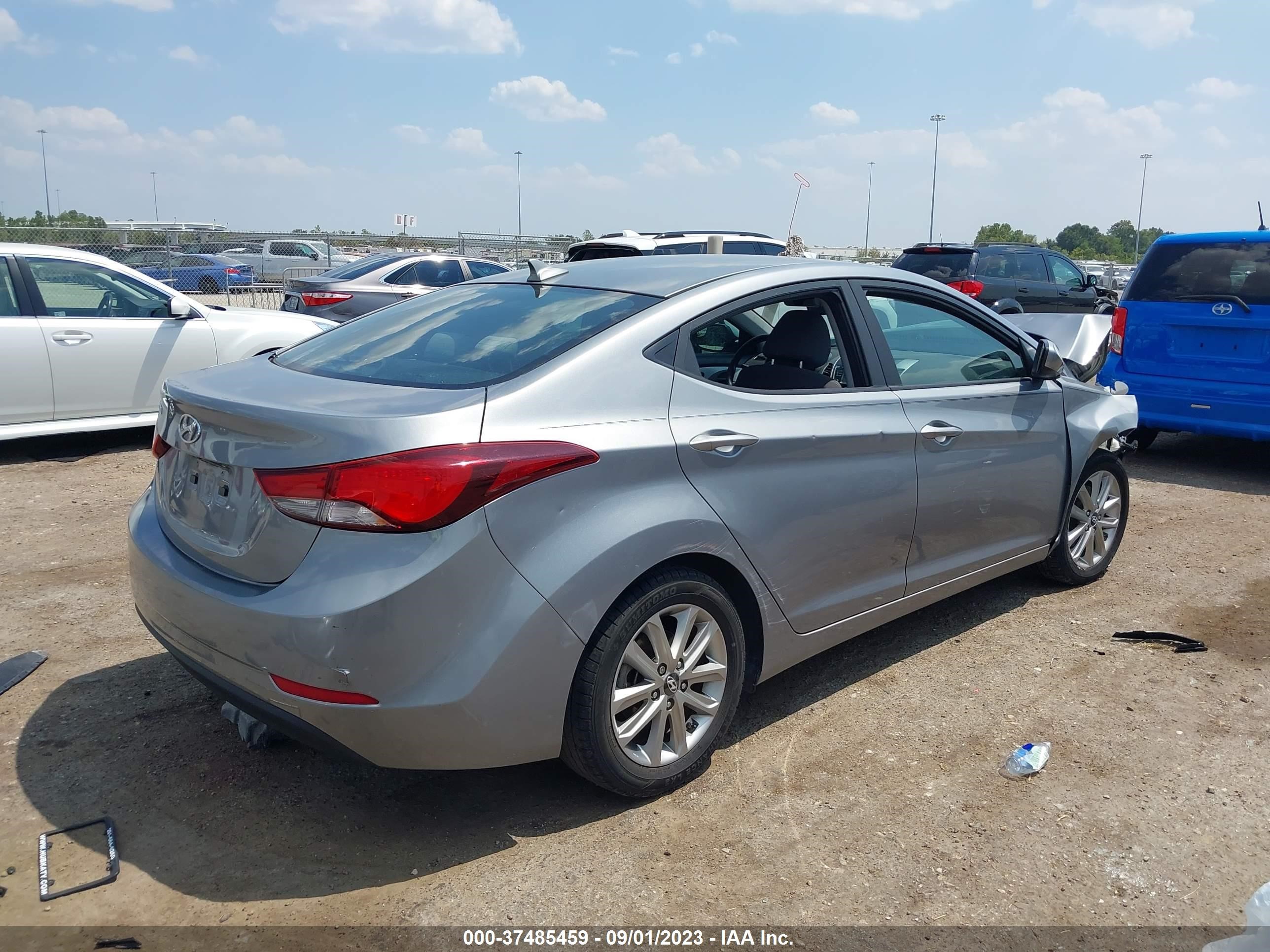 Photo 3 VIN: KMHDH4AE5FU255588 - HYUNDAI ELANTRA 