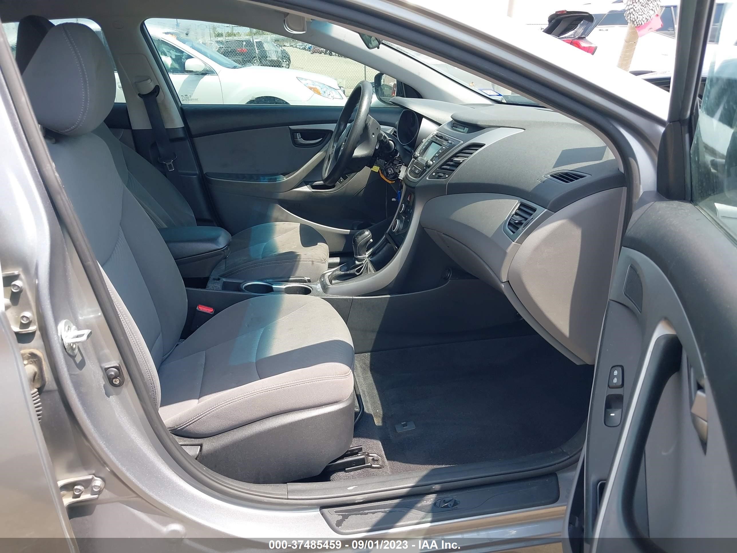 Photo 4 VIN: KMHDH4AE5FU255588 - HYUNDAI ELANTRA 