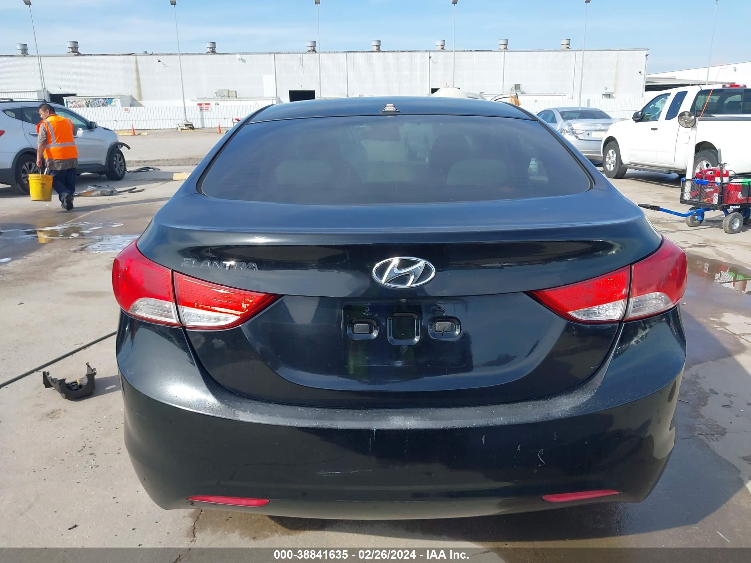 Photo 16 VIN: KMHDH4AE6BU116953 - HYUNDAI ELANTRA 