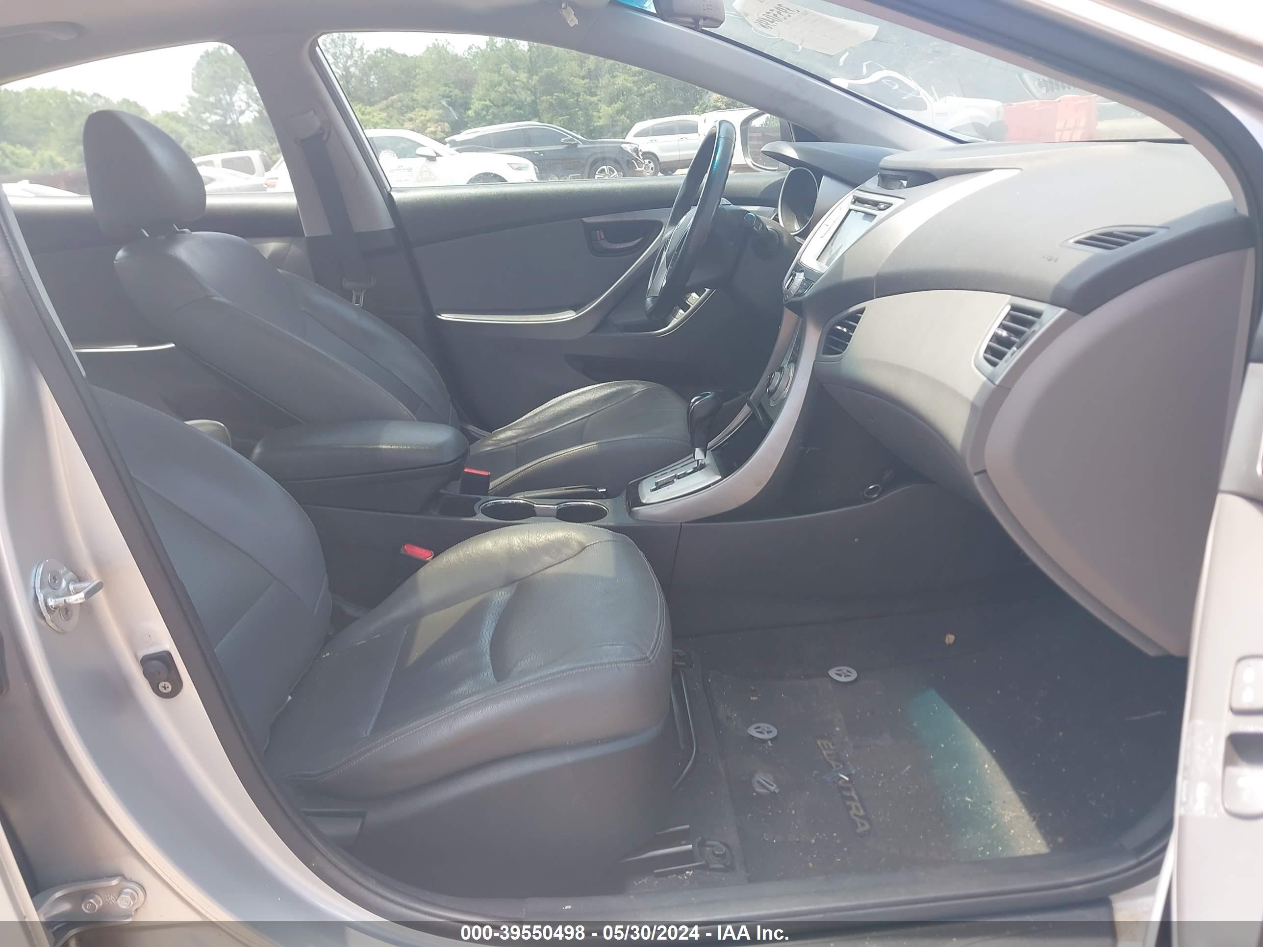 Photo 4 VIN: KMHDH4AE6BU165151 - HYUNDAI ELANTRA 