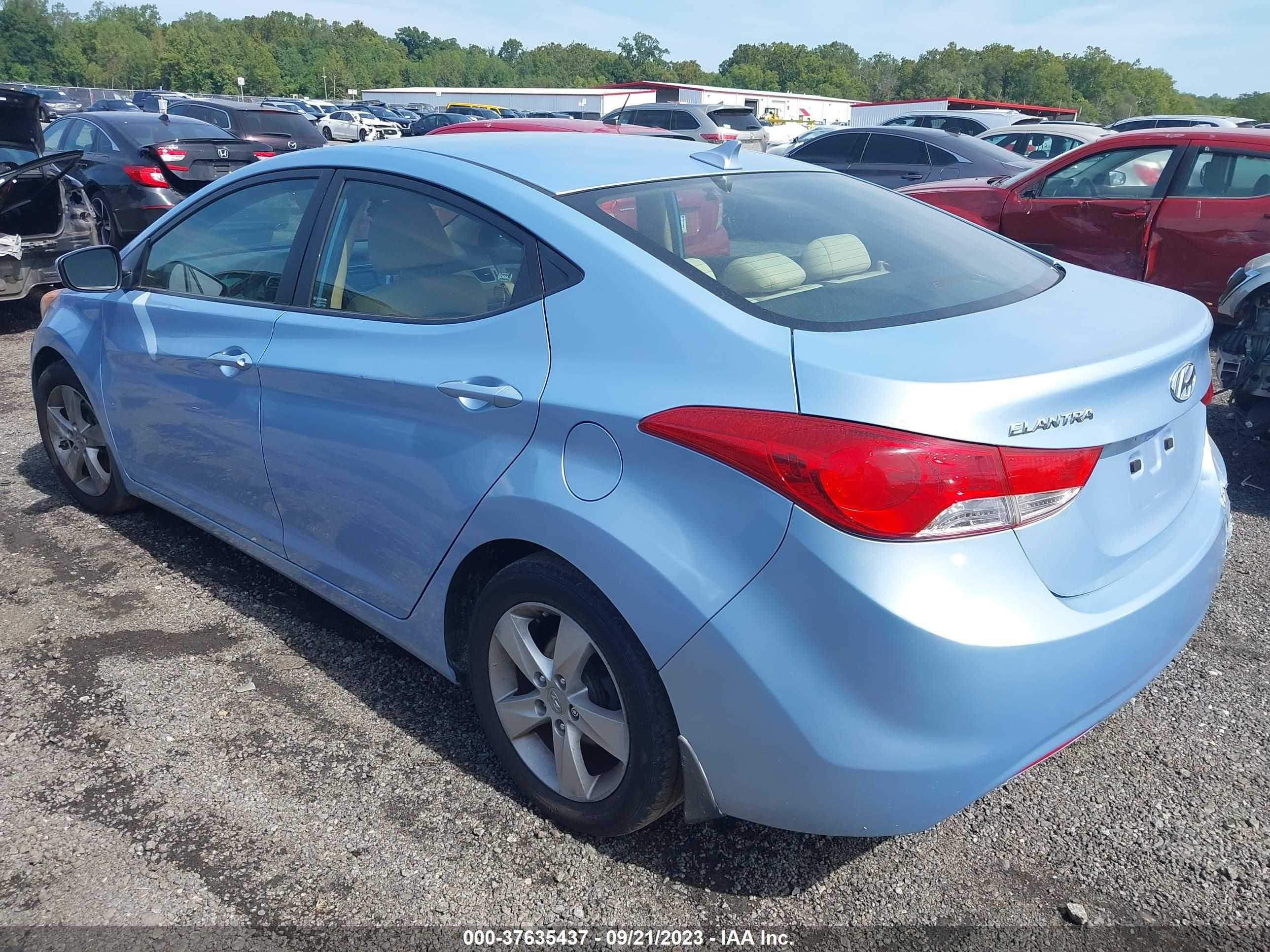 Photo 2 VIN: KMHDH4AE6CU317043 - HYUNDAI ELANTRA 