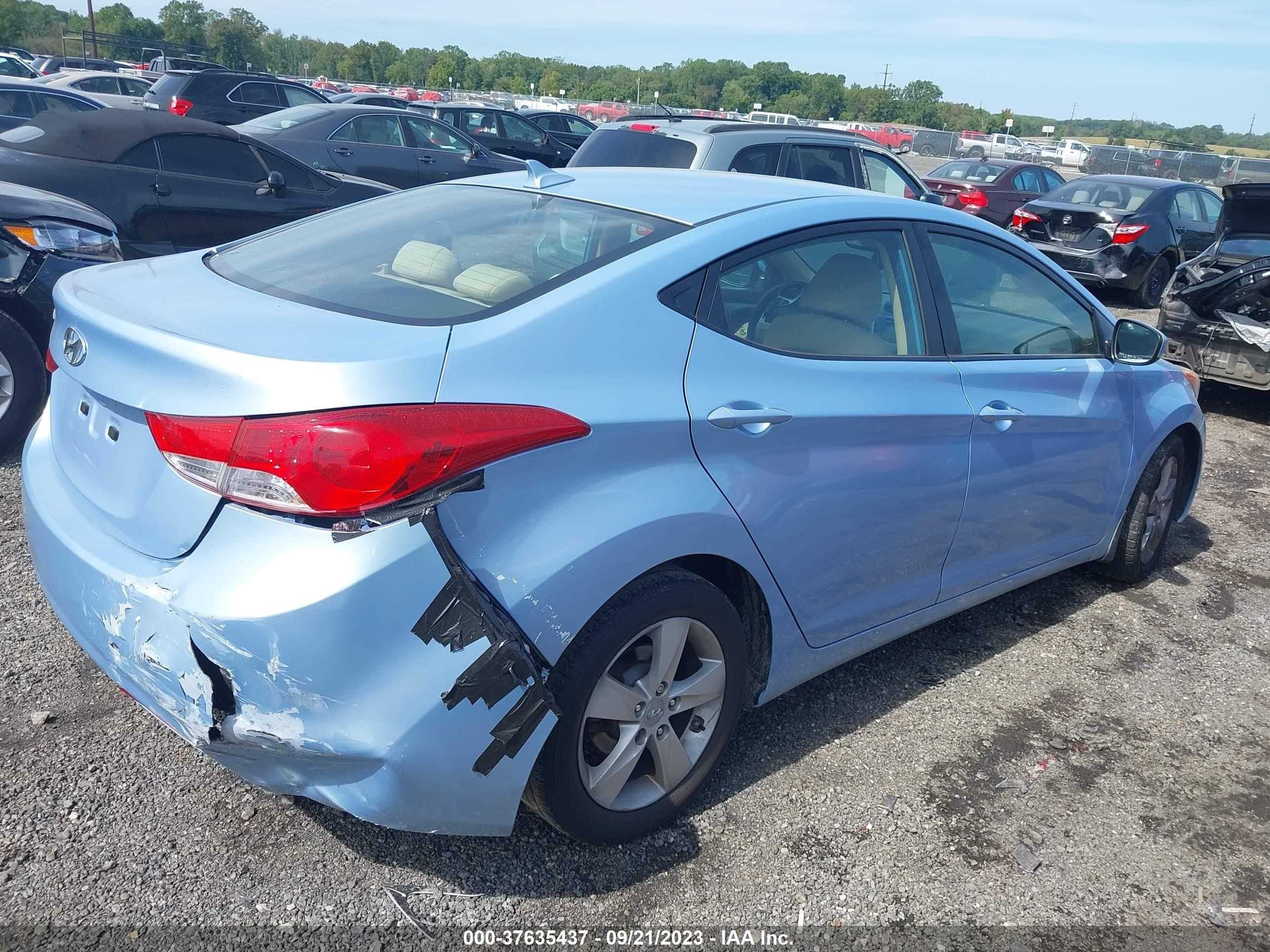 Photo 3 VIN: KMHDH4AE6CU317043 - HYUNDAI ELANTRA 