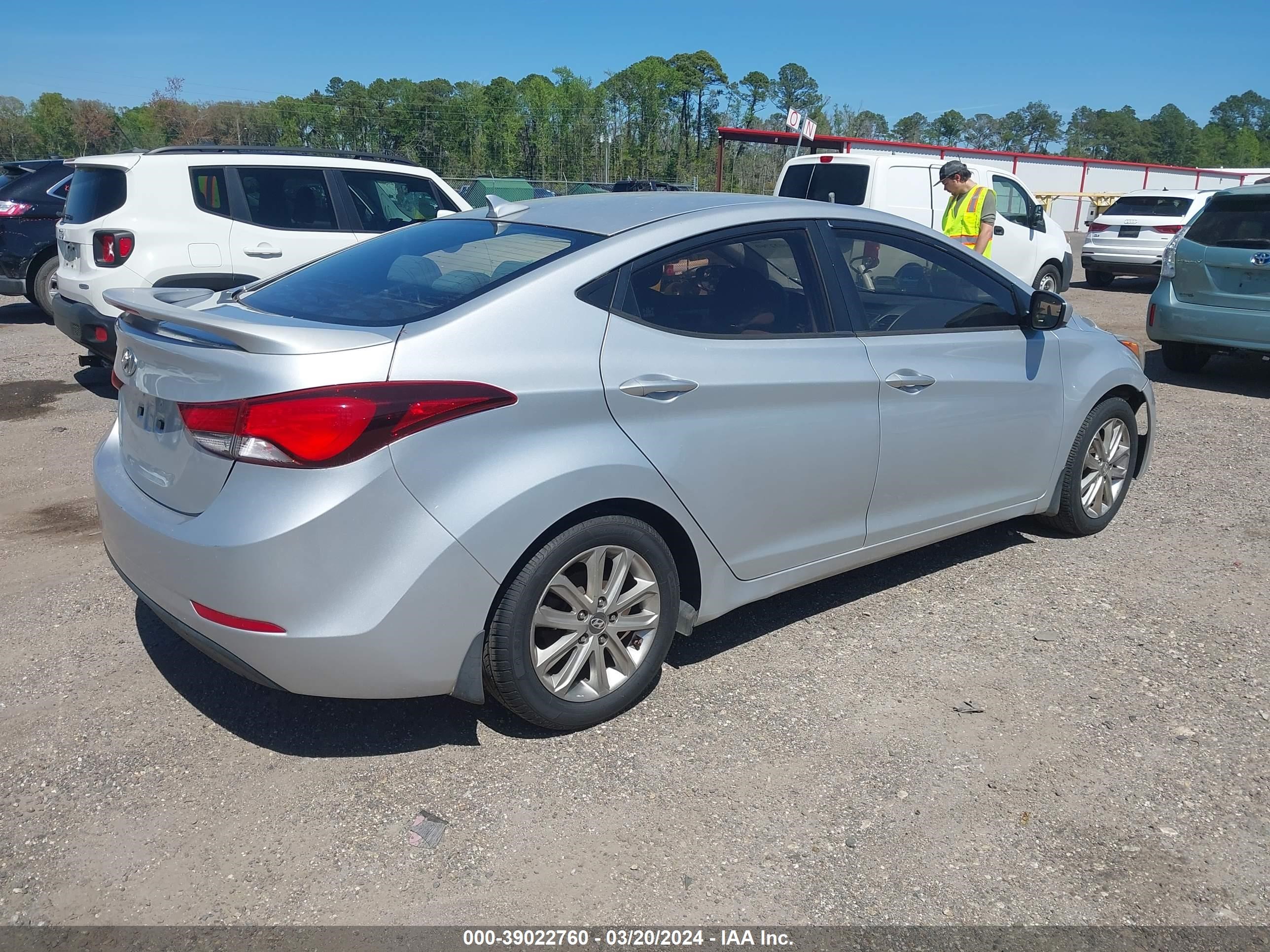 Photo 3 VIN: KMHDH4AE6FU221384 - HYUNDAI ELANTRA 