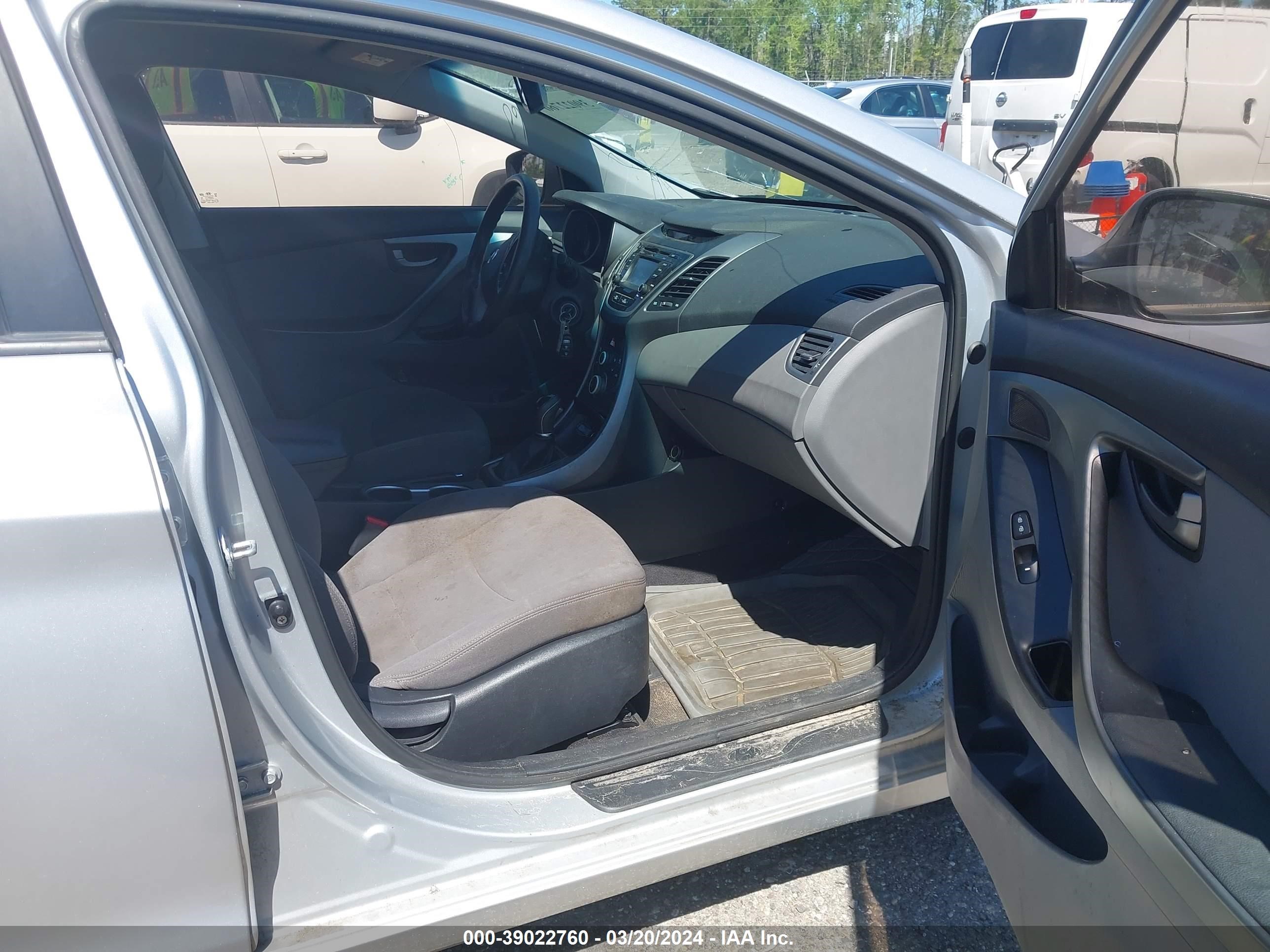 Photo 4 VIN: KMHDH4AE6FU221384 - HYUNDAI ELANTRA 