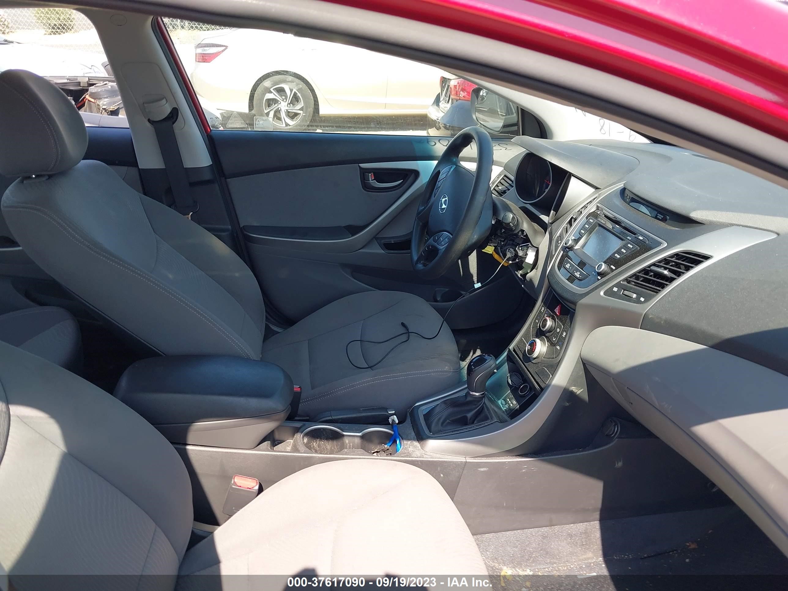 Photo 4 VIN: KMHDH4AE6FU394161 - HYUNDAI ELANTRA 