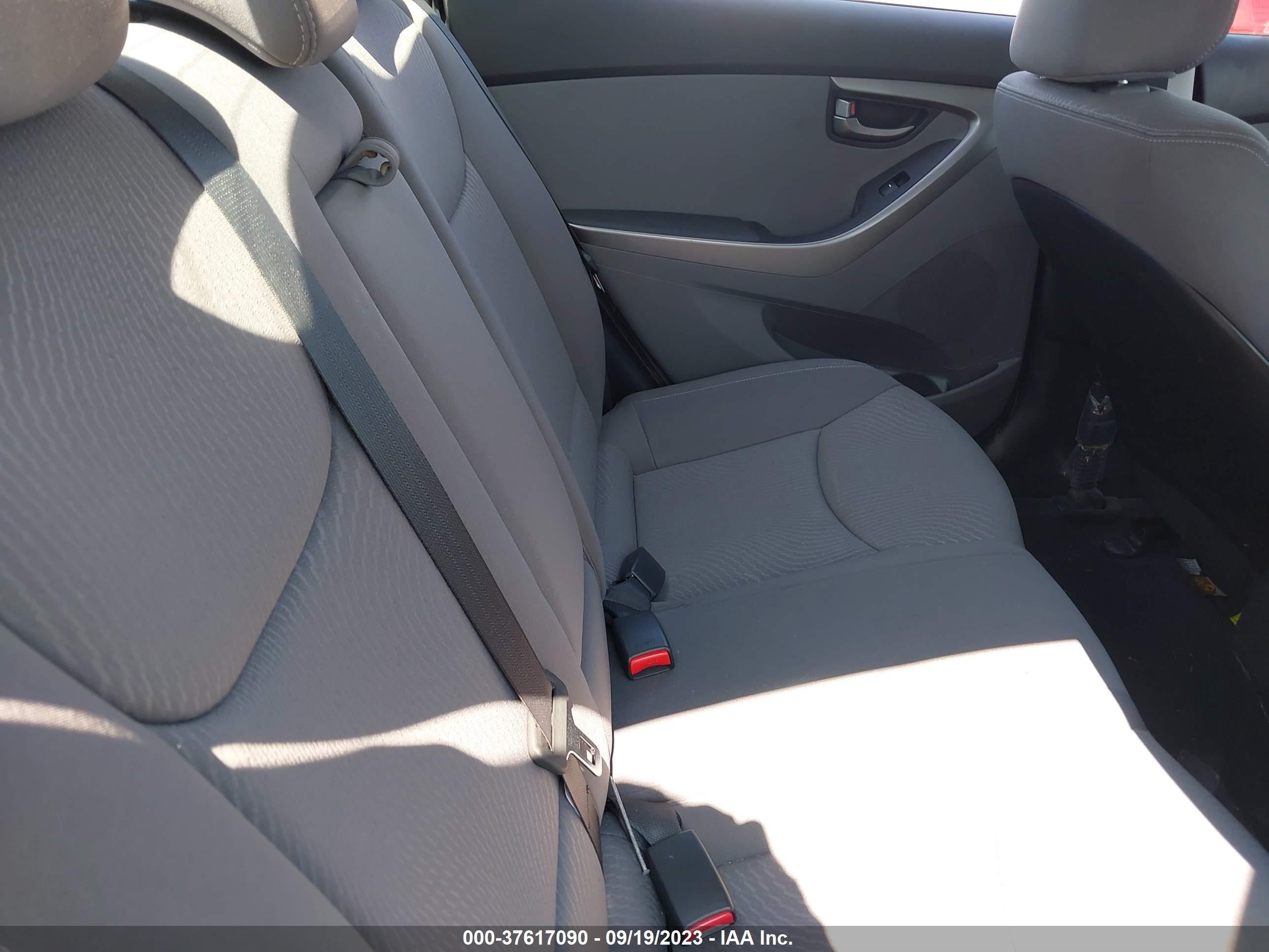 Photo 7 VIN: KMHDH4AE6FU394161 - HYUNDAI ELANTRA 