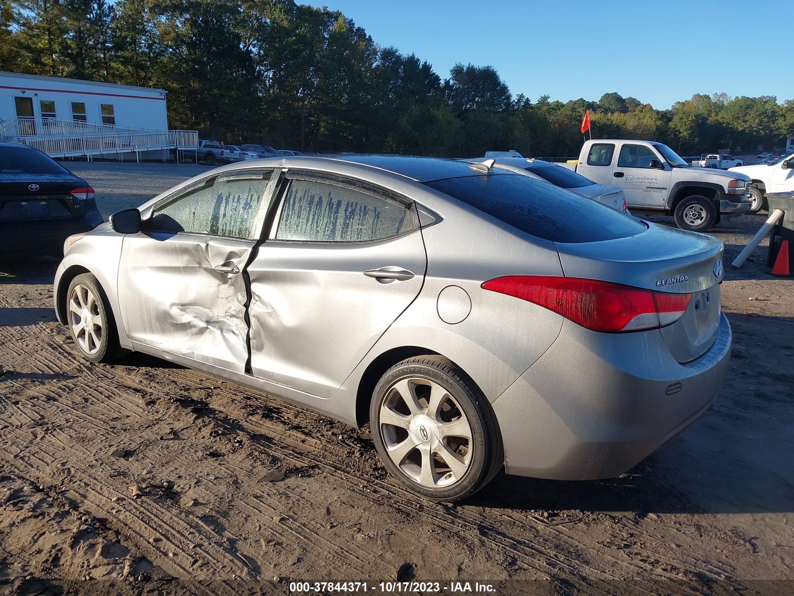 Photo 2 VIN: KMHDH4AE7BU115486 - HYUNDAI ELANTRA 