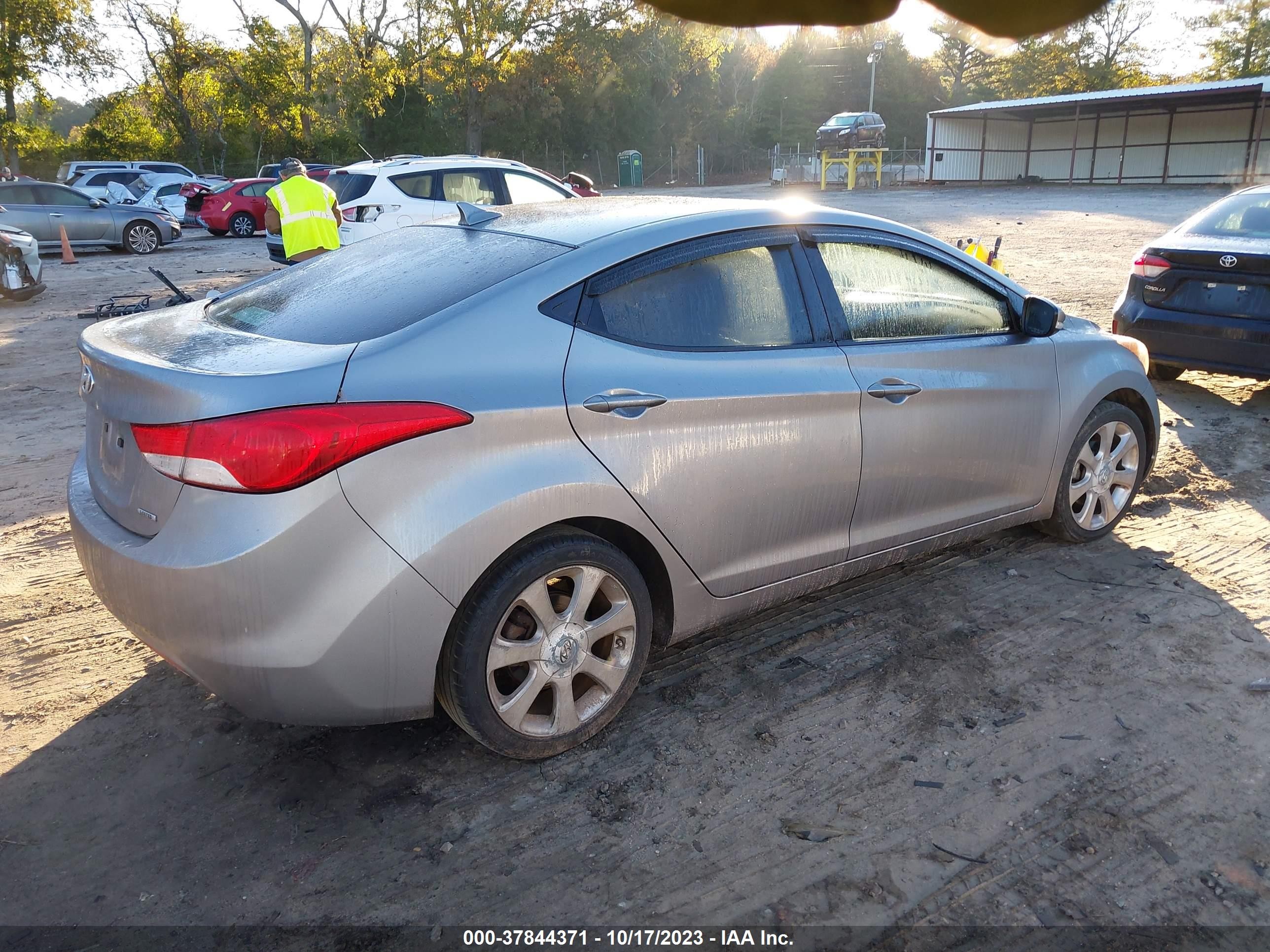 Photo 3 VIN: KMHDH4AE7BU115486 - HYUNDAI ELANTRA 