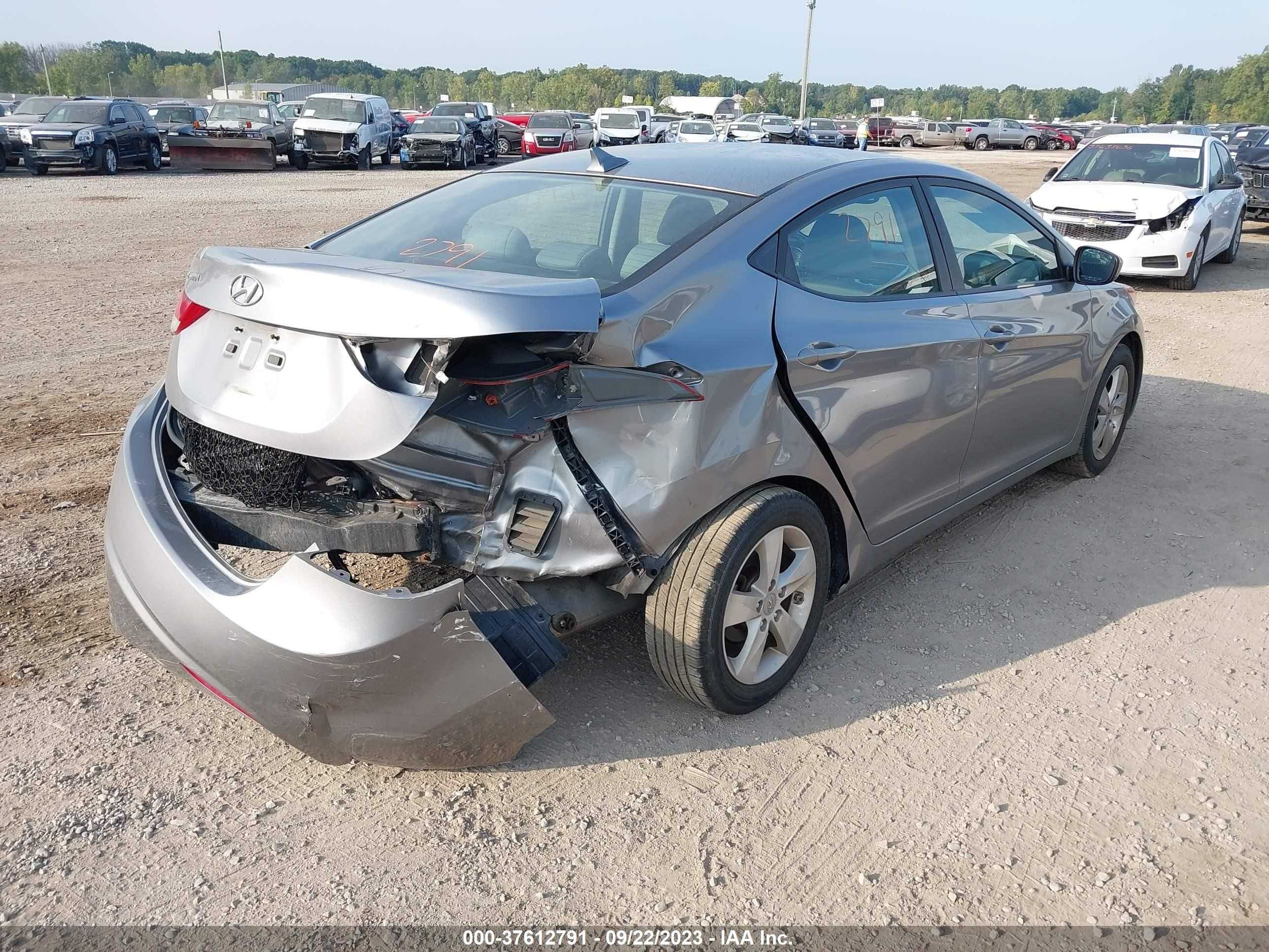 Photo 3 VIN: KMHDH4AE7CU272713 - HYUNDAI ELANTRA 