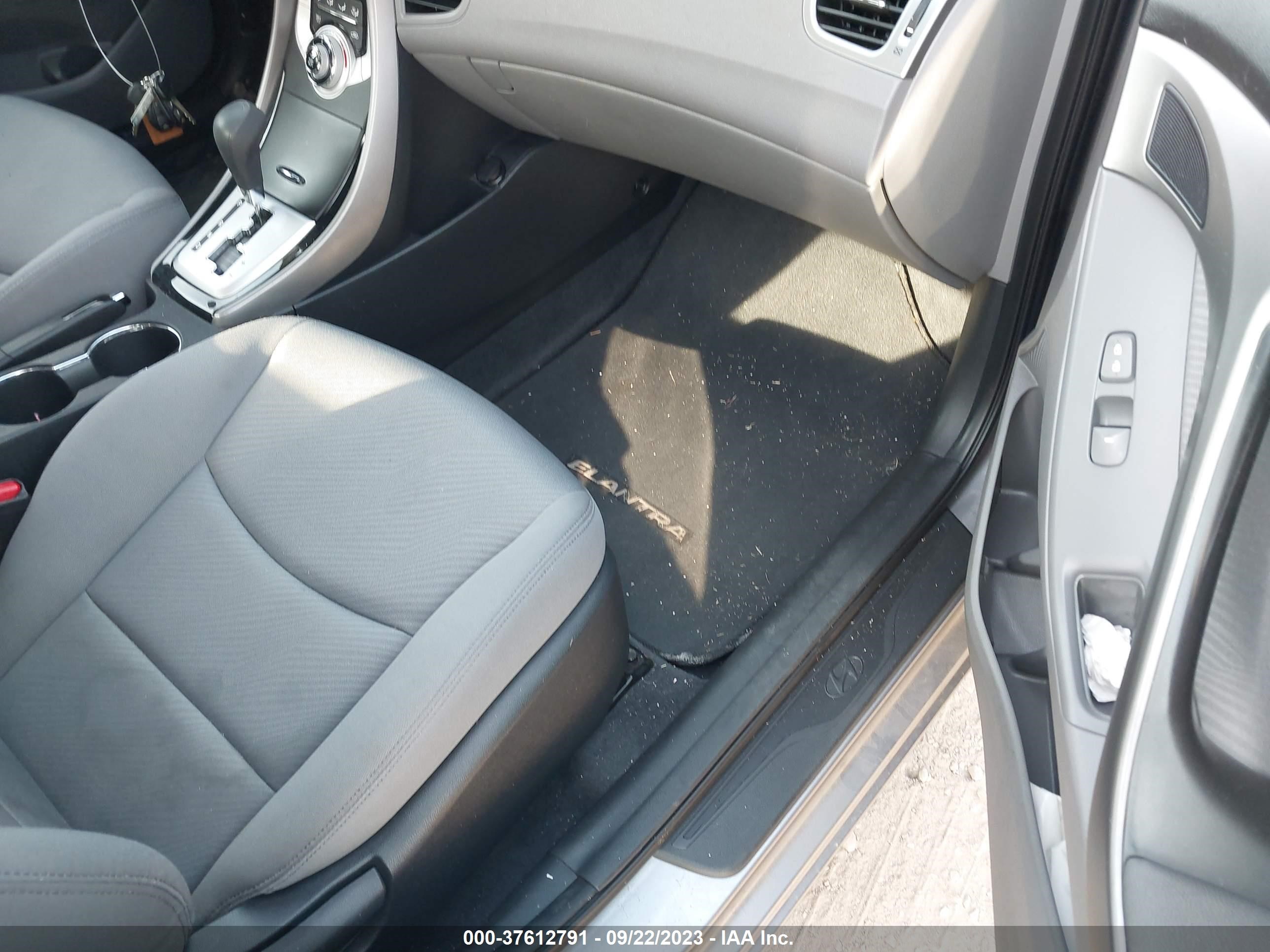 Photo 4 VIN: KMHDH4AE7CU272713 - HYUNDAI ELANTRA 