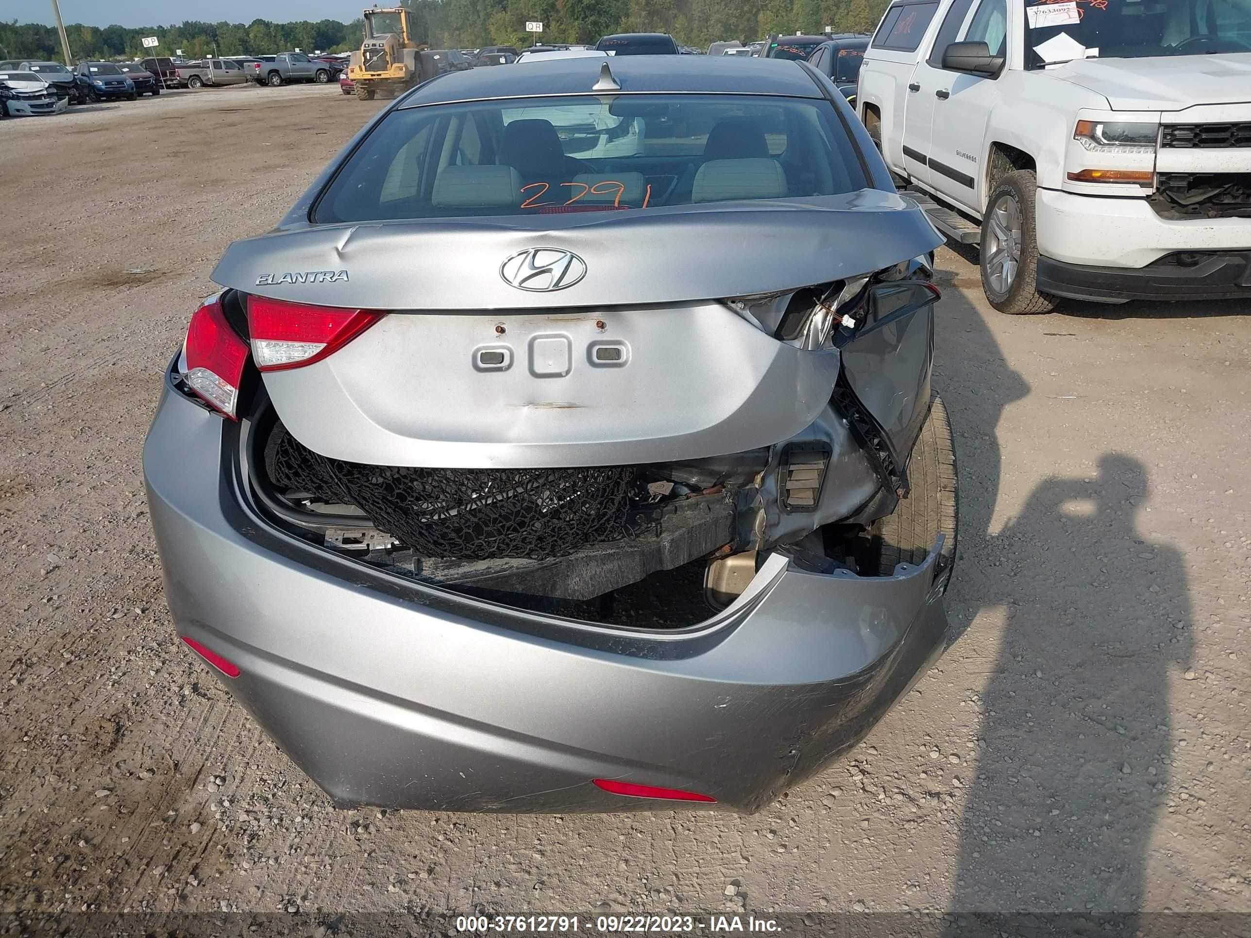 Photo 5 VIN: KMHDH4AE7CU272713 - HYUNDAI ELANTRA 