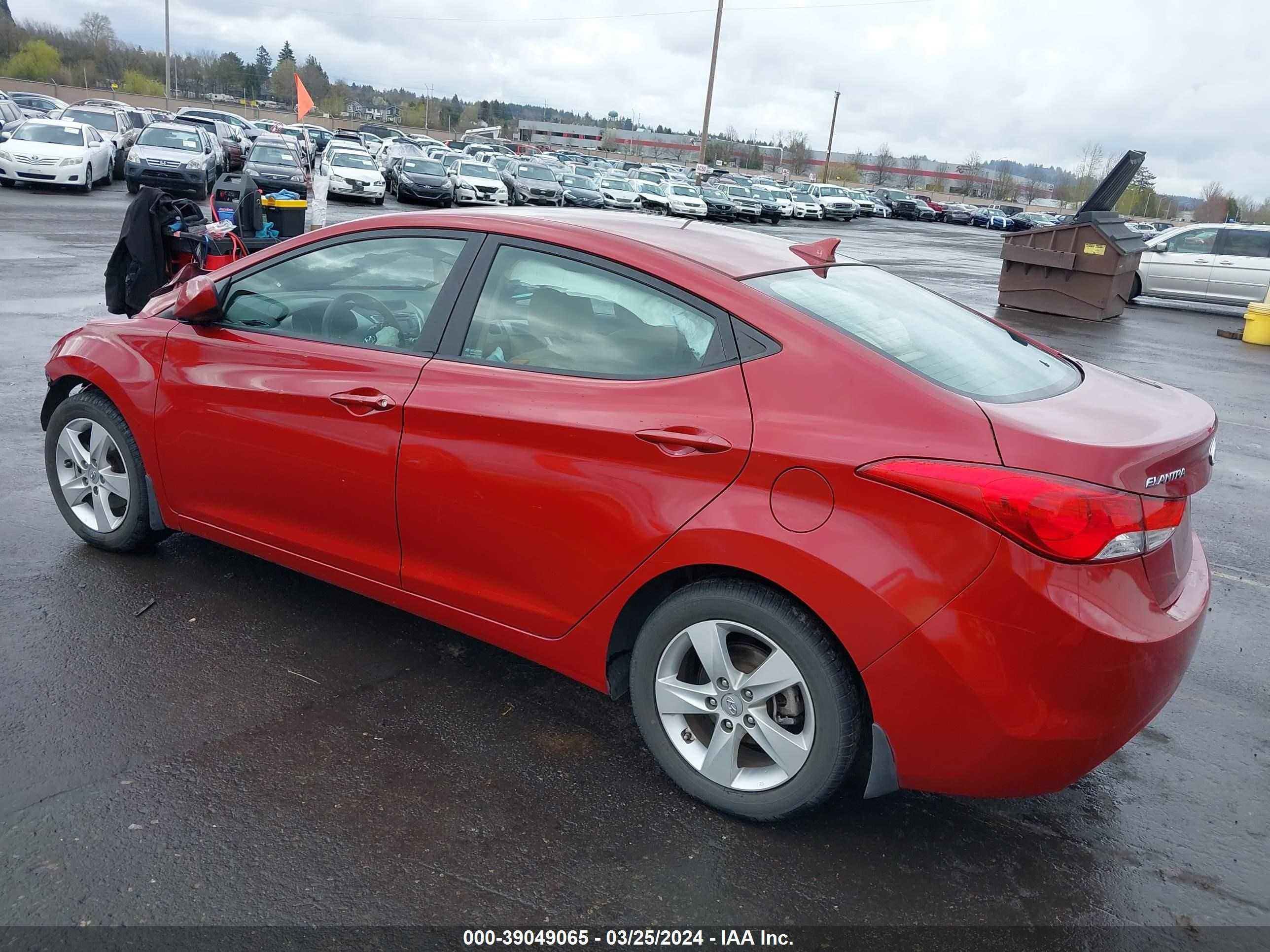 Photo 2 VIN: KMHDH4AE7DU596813 - HYUNDAI ELANTRA 