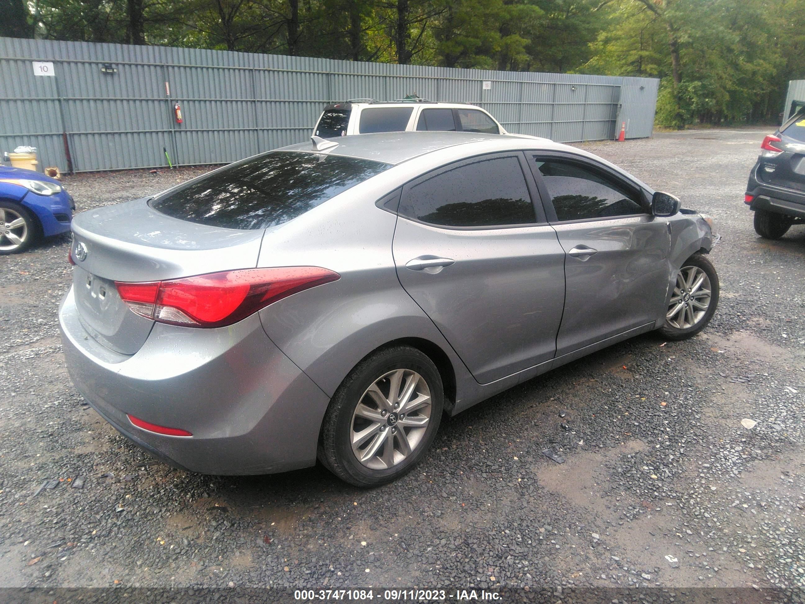 Photo 3 VIN: KMHDH4AE7FU223435 - HYUNDAI ELANTRA 